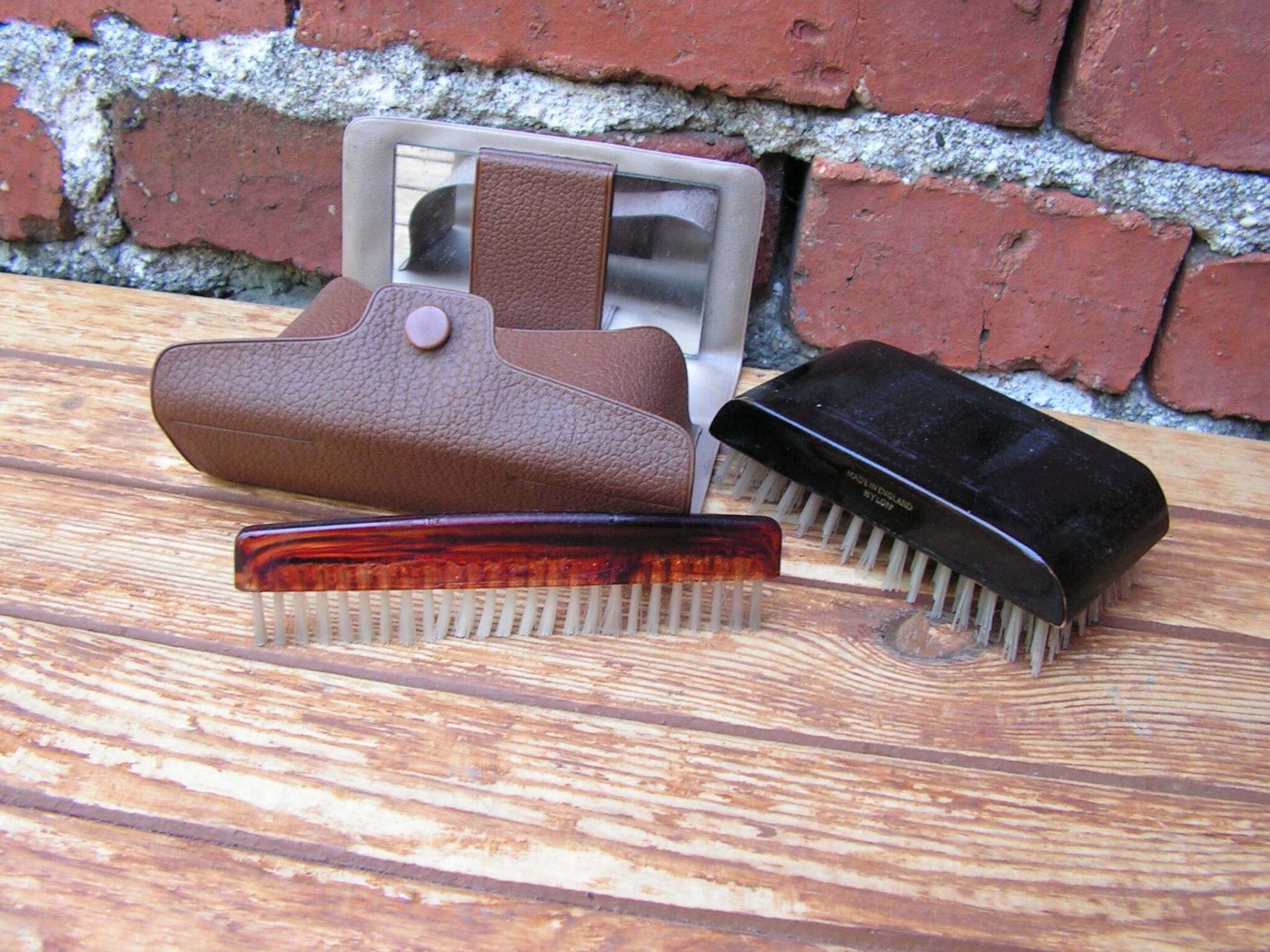 Vintage Mens Grooming Set Kleidung Bürsten Mit Nylon Faser Kit Herren Pinsel Weißen Spiegel in Braun Fall Made in England von Etsy - OutlivedMemories