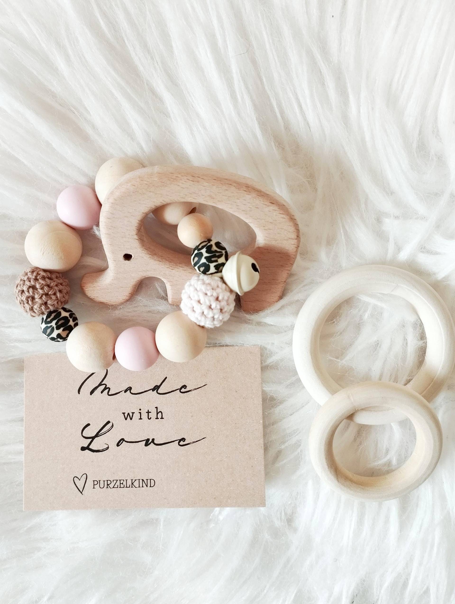 Greifling in Rosa Und Leo Look Für Mädchen Mit Braunen Häkelperlen von Etsy - PURZELKINDshop