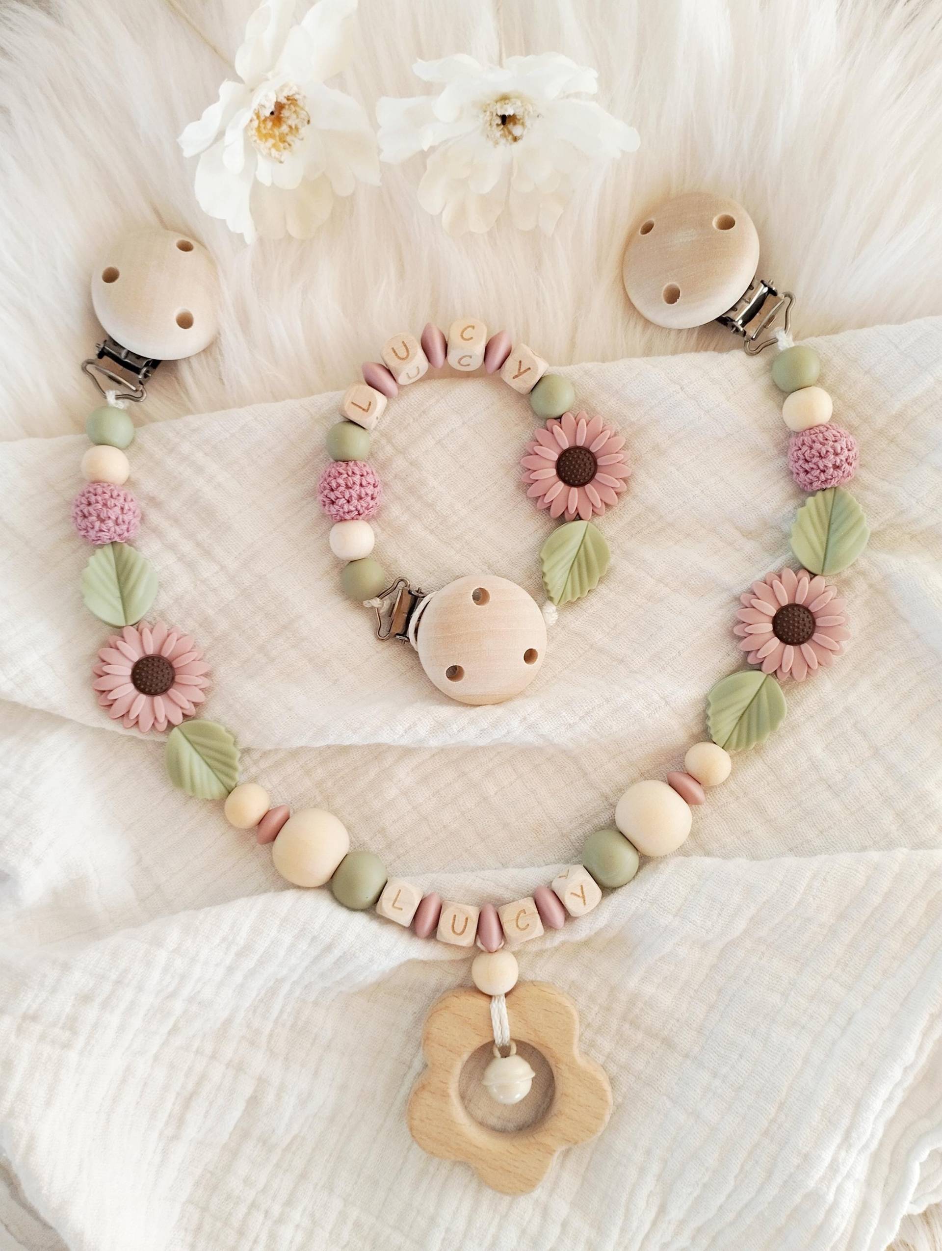 Schnullerkette Kinderwagenkette Set Mädchen Mit Blumen Rosa Beere Grün Personalisiert Für Name, Geschenk Zur Geburt Taufe Schnullerkette Kinderwagenkette Set Mädchen Mit Blumen Rosa Beere Grün Personalisiert Für Name, Geschenk Zur Geburt Taufe von Etsy - PURZELKINDshop
