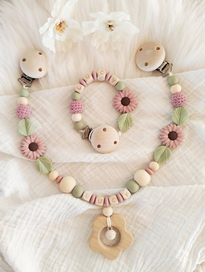 Schnullerkette Kinderwagenkette Set Mädchen Mit Blumen Rosa Beere Grün Personalisiert Für Name, Geschenk Zur Geburt Taufe Schnullerkette Kinderwagenkette Set Mädchen Mit Blumen Rosa Beere Grün Personalisiert Für Name, Geschenk Zur Geburt Taufe von Etsy - PURZELKINDshop