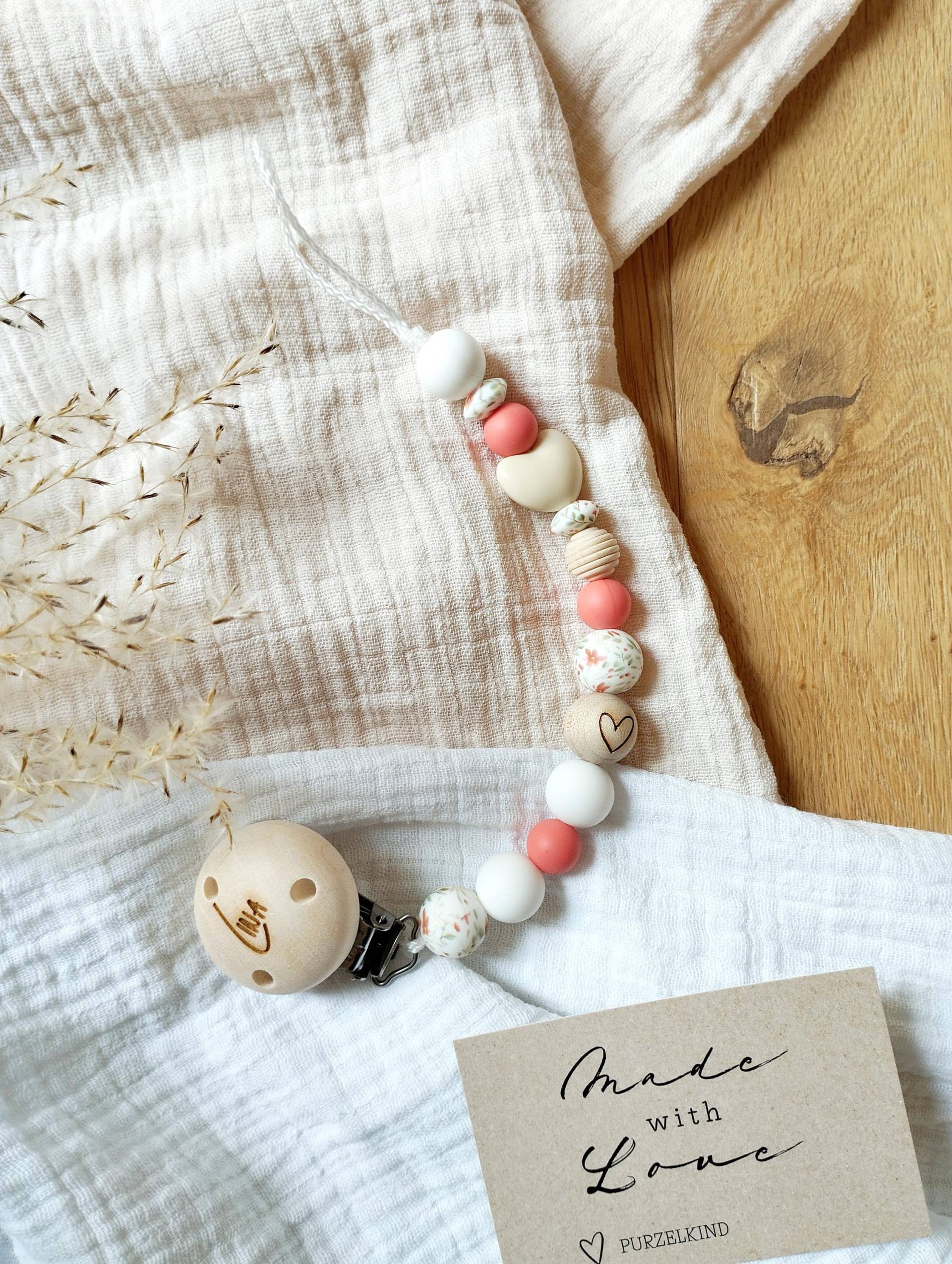 Schnullerkette Mit Name Und Herz Coralle Weiß Blumen Personalisiert Für Mädchen, Geschenk Zur Geburt Taufe Mädchen Schnullerkette Mit Name Und Herz Coralle Weiß Blumen Personalisiert Für Mädchen, Geschenk Zur Geburt Taufe Mädchen von Etsy - PURZELKINDshop