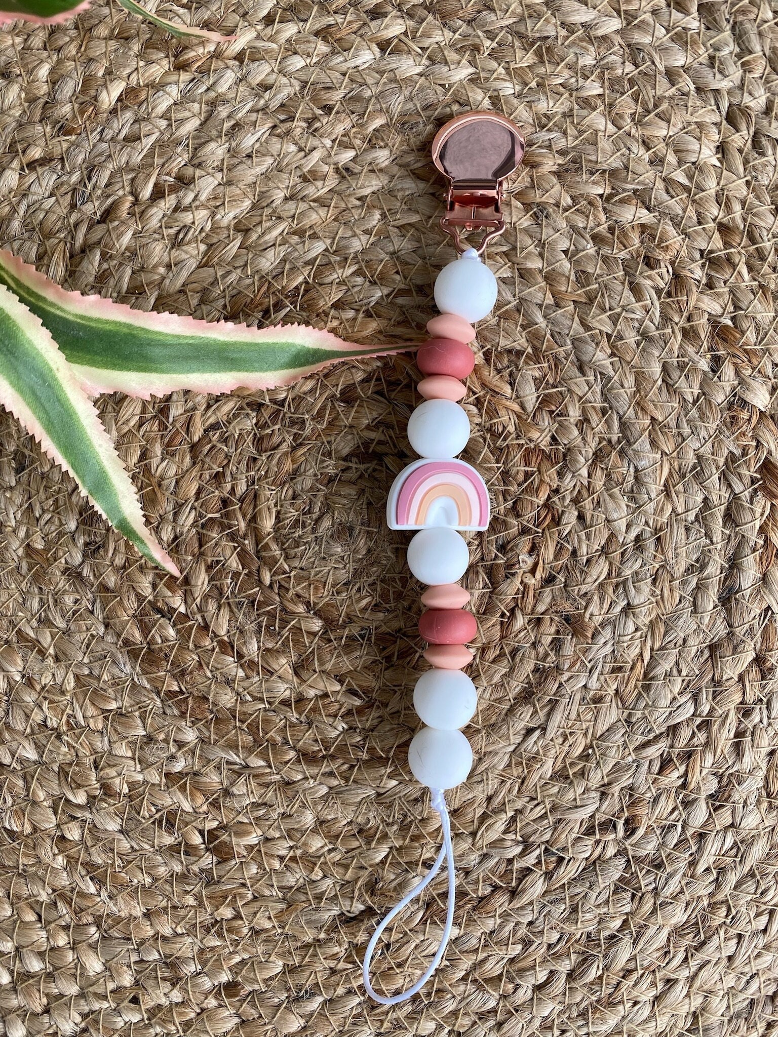 Unikat Rosegold Und Rosa Weiß Silikon Regenbogen Schnullerclip | Pink Kauen Unikat Rosegold Und Rosa Weiß Silikon Regenbogen Schnullerclip | Pink Kauen von Etsy - PacificPacifiers