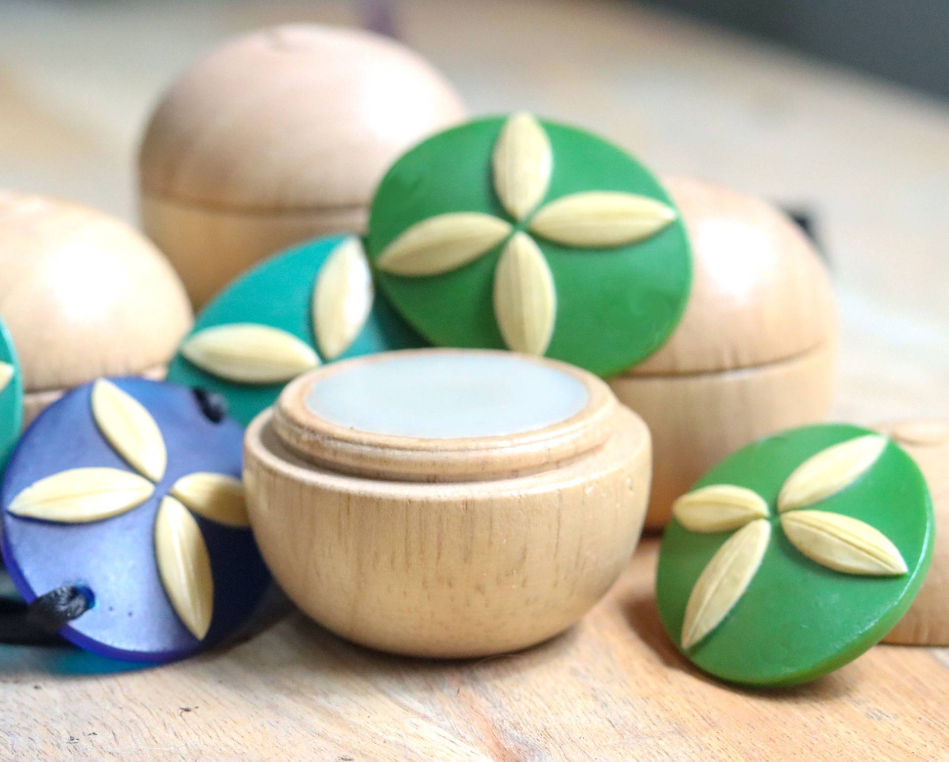 Frangipani Solid Perfume Plumeria in Natural Wooden Pot Frangipani Solid Perfume Plumeria in Natural Wooden Pot von Etsy - PacificPerfumes