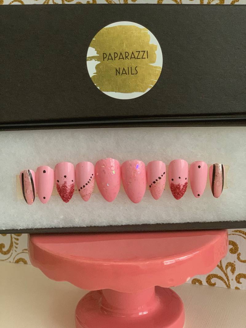 Handbemalte Pink Press On Nails Benutzerdefiniertes Glamour-Nagelset Handbemalte Pink Press On Nails Benutzerdefiniertes Glamour-Nagelset von Etsy - Paparazzinails