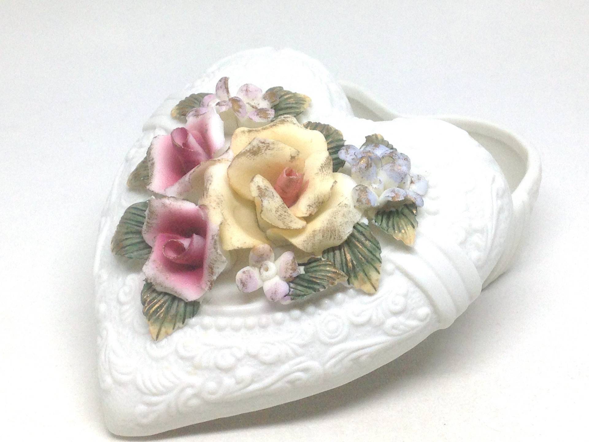 Vintage Valentine Keramik Herzförmige Angehobene Blumen Rosen Trinket Box von Etsy - ParadiseVintageJewel