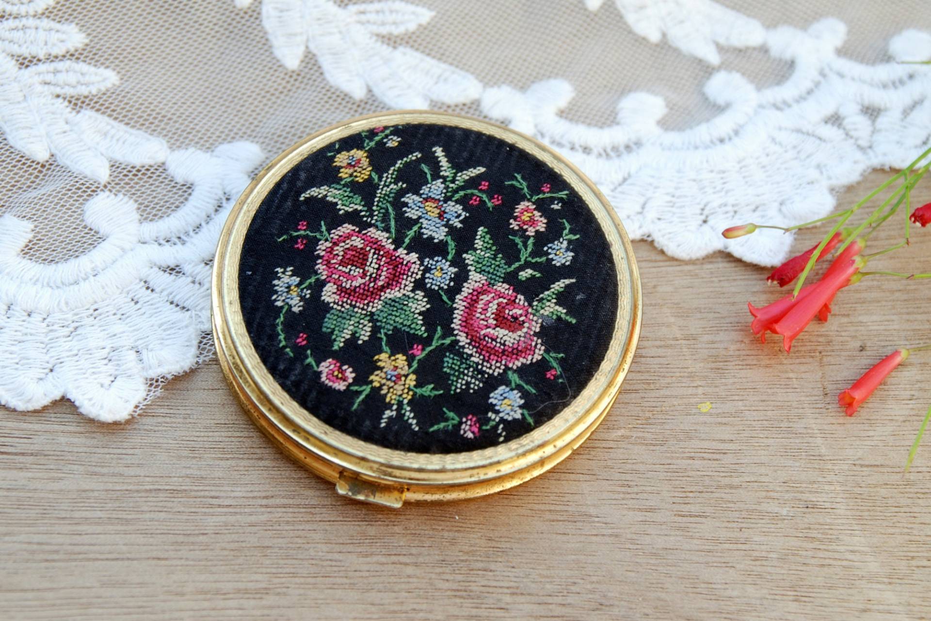 Vintage Rose Petit Point Taschenspiegel 50Er Jahre Goldfarbene Puderdose Vintage Rose Petit Point Taschenspiegel 50Er Jahre Goldfarbene Puderdose von Etsy - PassaseVintageShop