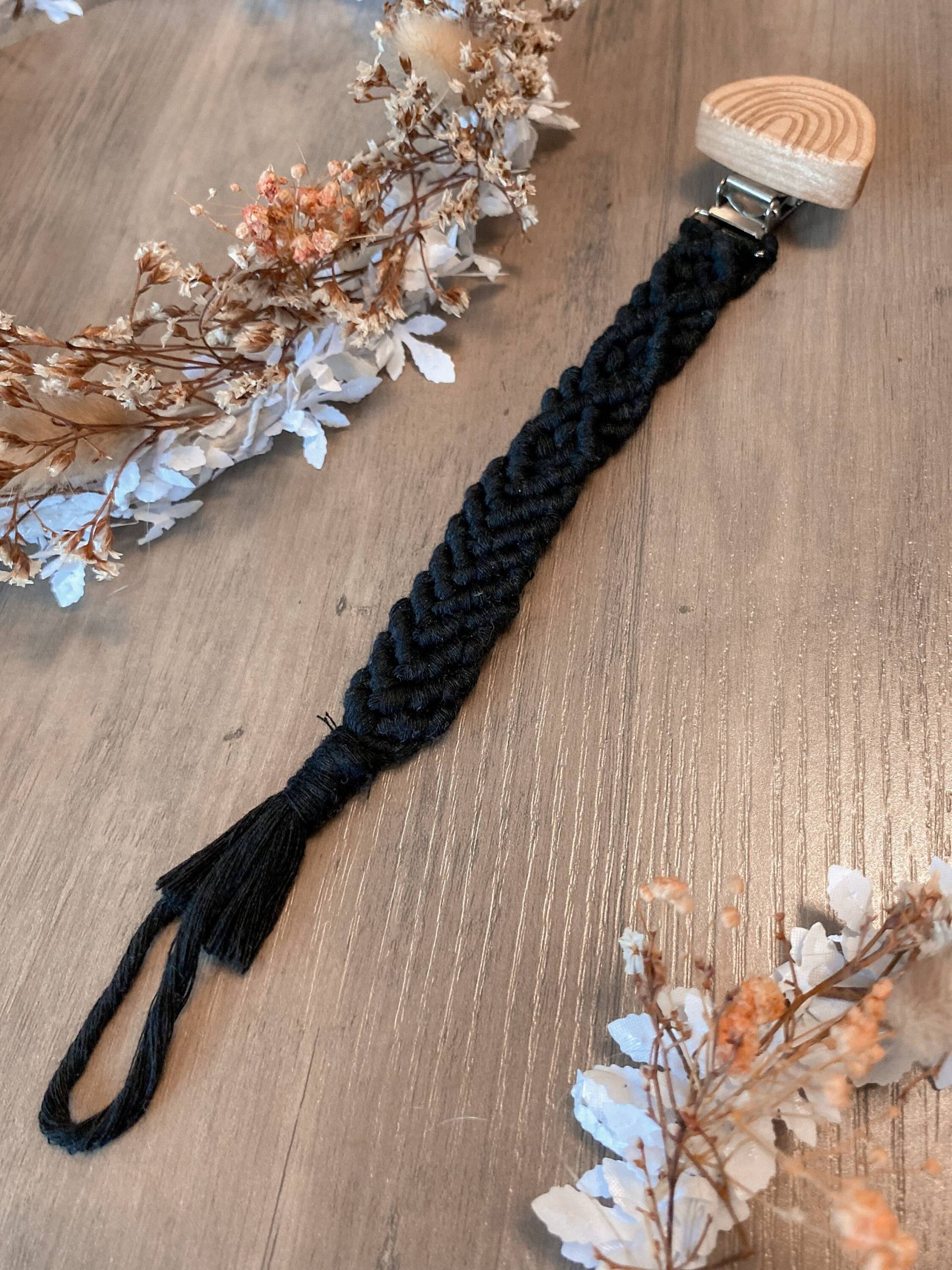 Makramee Schnullerkette „Finnegan" Makramee Schnullerkette „Finnegan" von Etsy - PassionForKnots