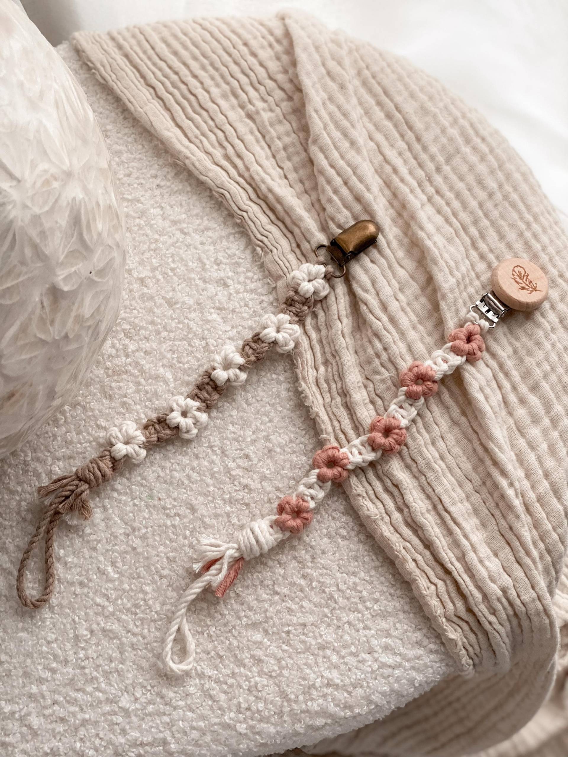 Makramee Schnullerkette Daisy || Personalisierung Möglich Baby Geschenkidee von Etsy - PassionForKnots