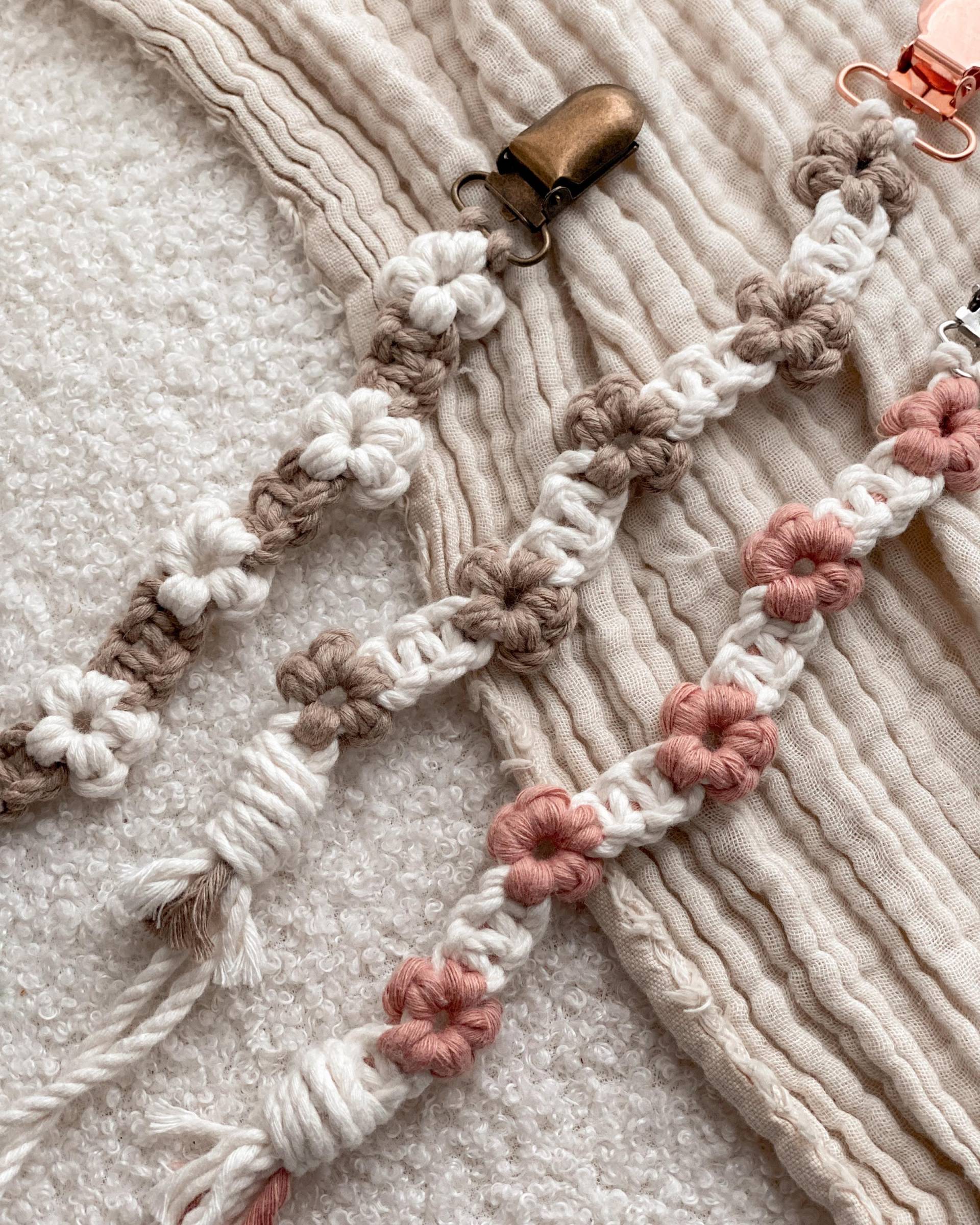 Makramee Schnullerkette Daisy || Personalisierung Möglich Baby Geschenkidee von Etsy - PassionForKnots