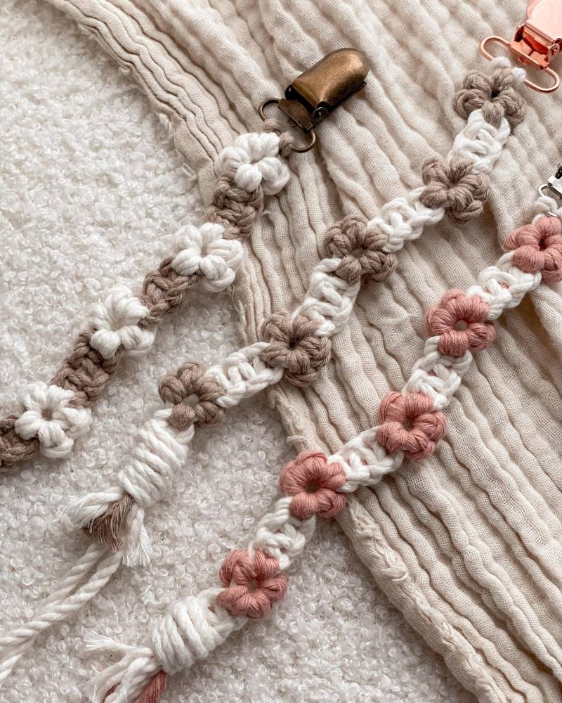 Makramee Schnullerkette Daisy || Personalisierung Möglich Baby Geschenkidee von Etsy - PassionForKnots