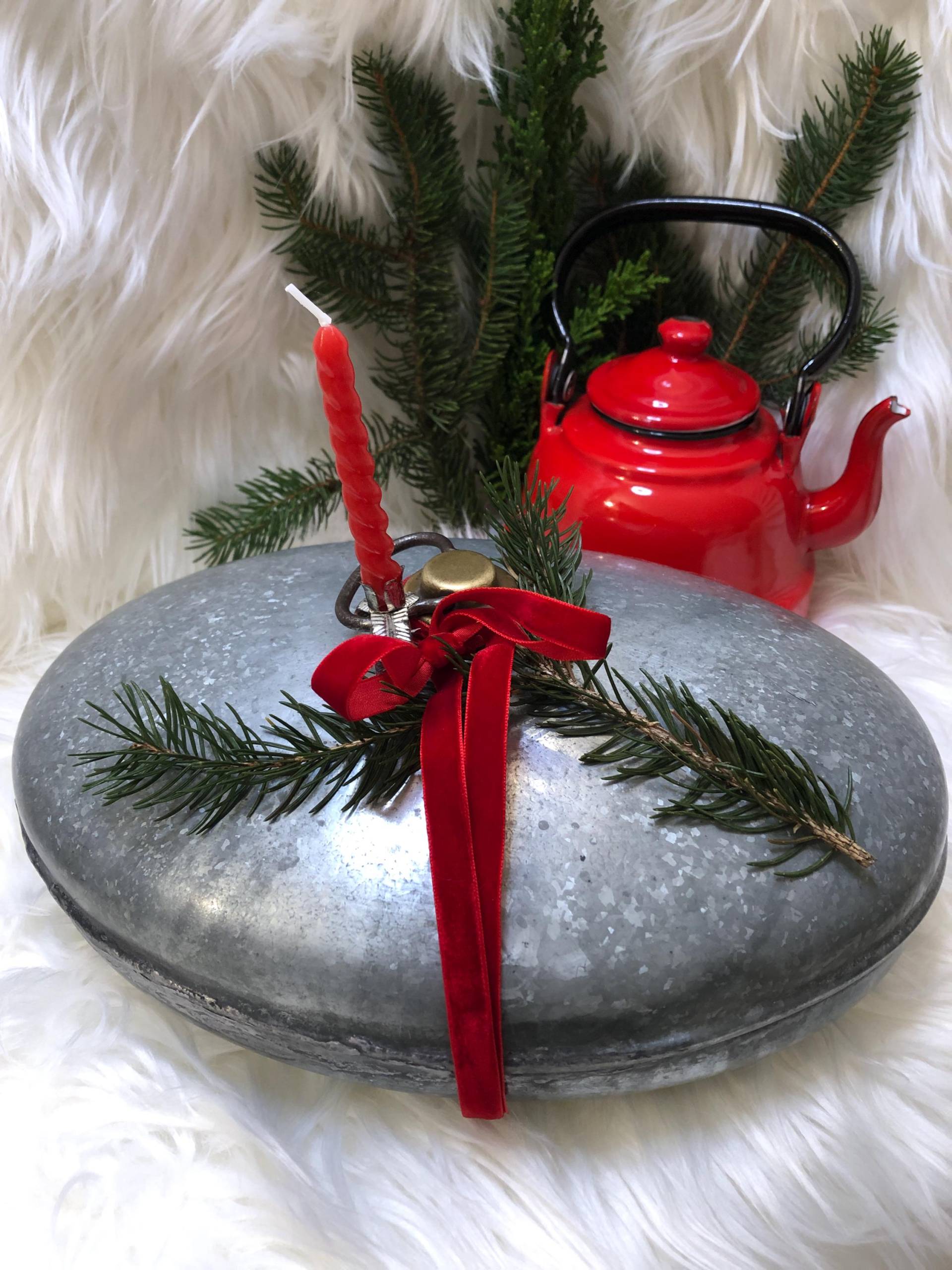 Antike Wärmflasche Aus Zink Inkl. Schleife & Kerze Antike Wärmflasche Aus Zink Inkl. Schleife & Kerze von Etsy - PassionPatina