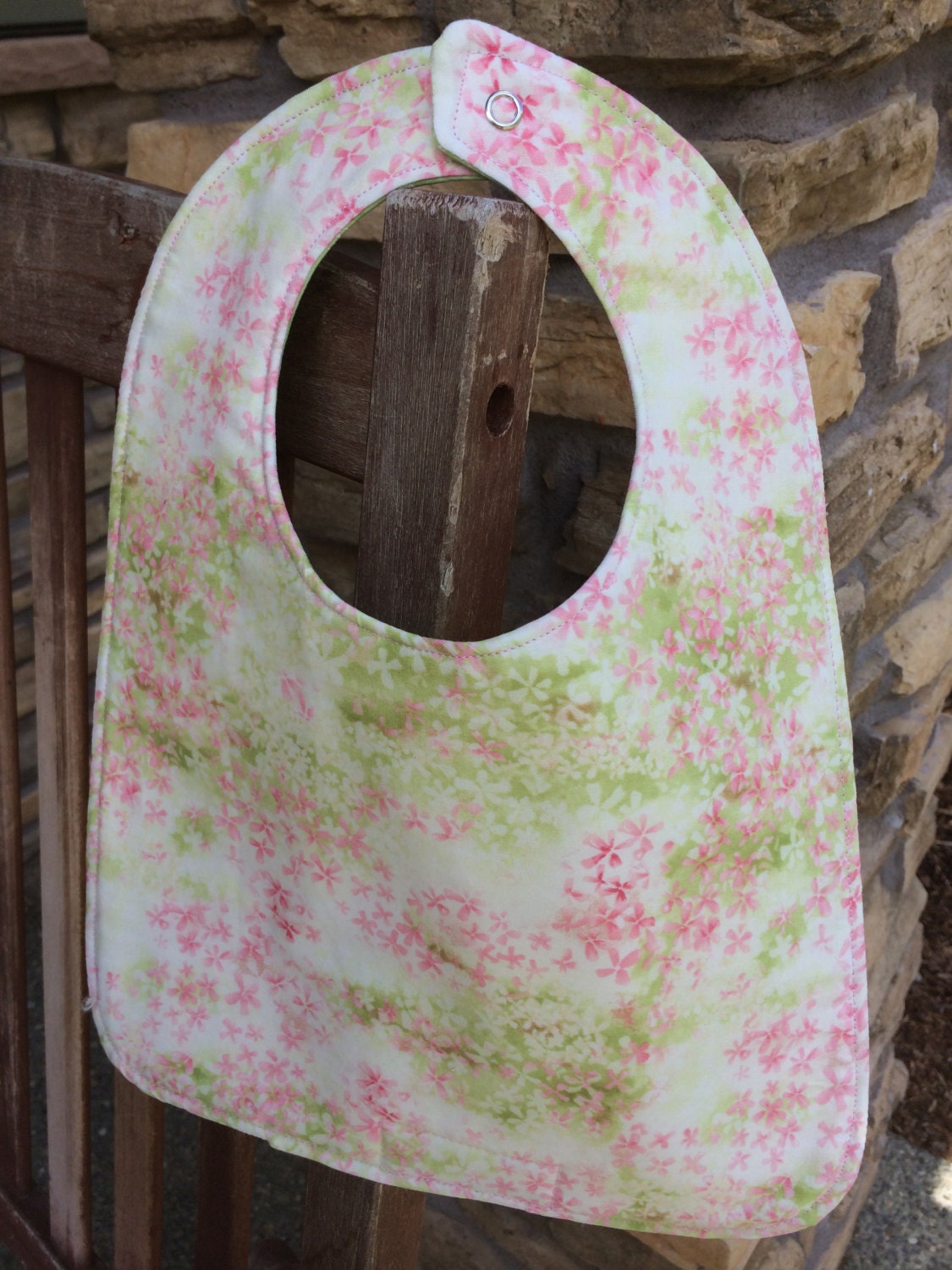 Kleinkind-Bib Blassrosa Blumenwiese, Personalisierung Verfügbar von Etsy - PathfinderGifts