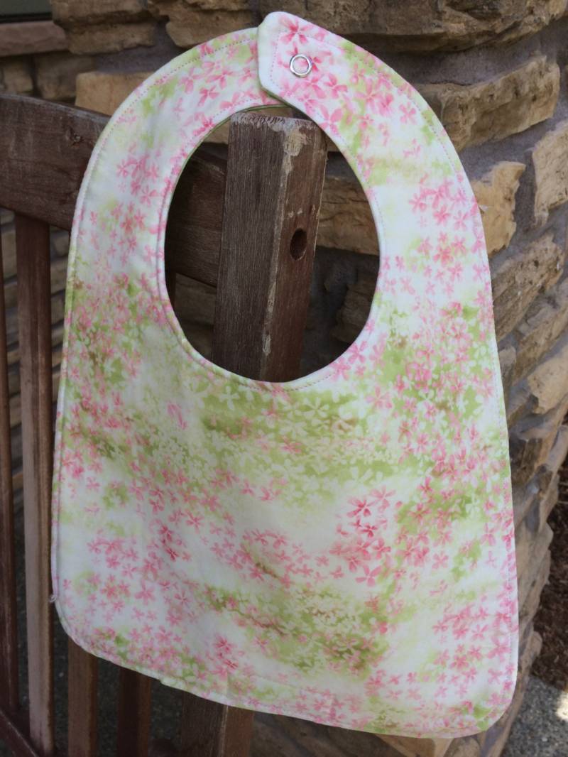Kleinkind-Bib Blassrosa Blumenwiese, Personalisierung Verfügbar von Etsy - PathfinderGifts