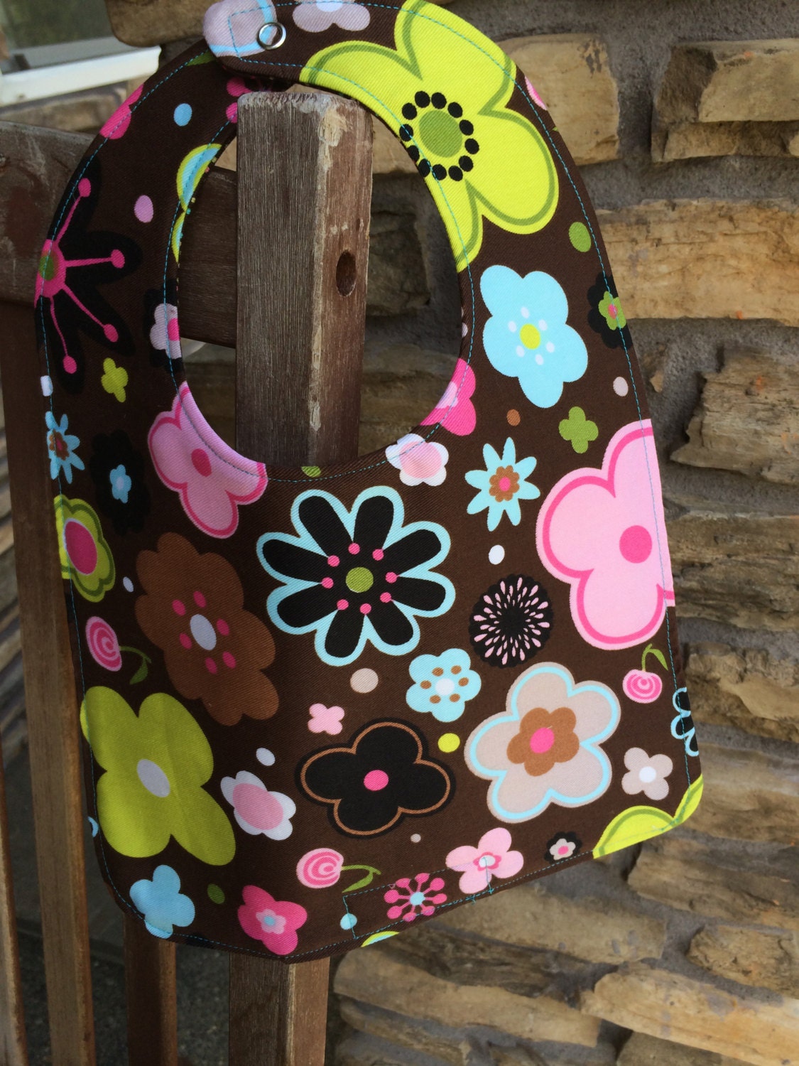 Kleinkind-Bib Blumen Auf Braun, Personalisierung Verfügbar von Etsy - PathfinderGifts