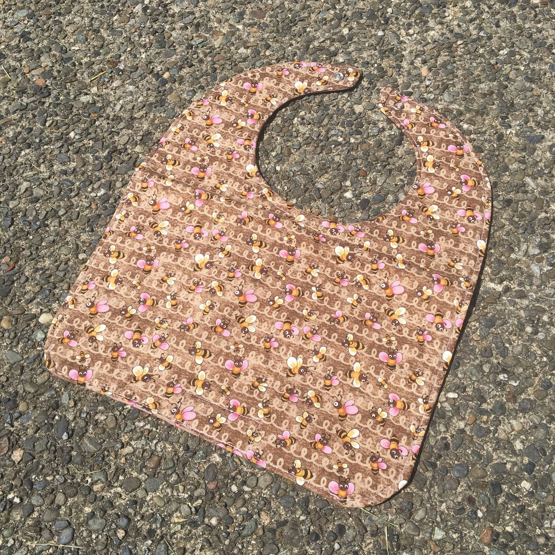 Kleinkind-Bib Fleißige Bienen Auf Braun, Personalisierung Verfügbar von Etsy - PathfinderGifts