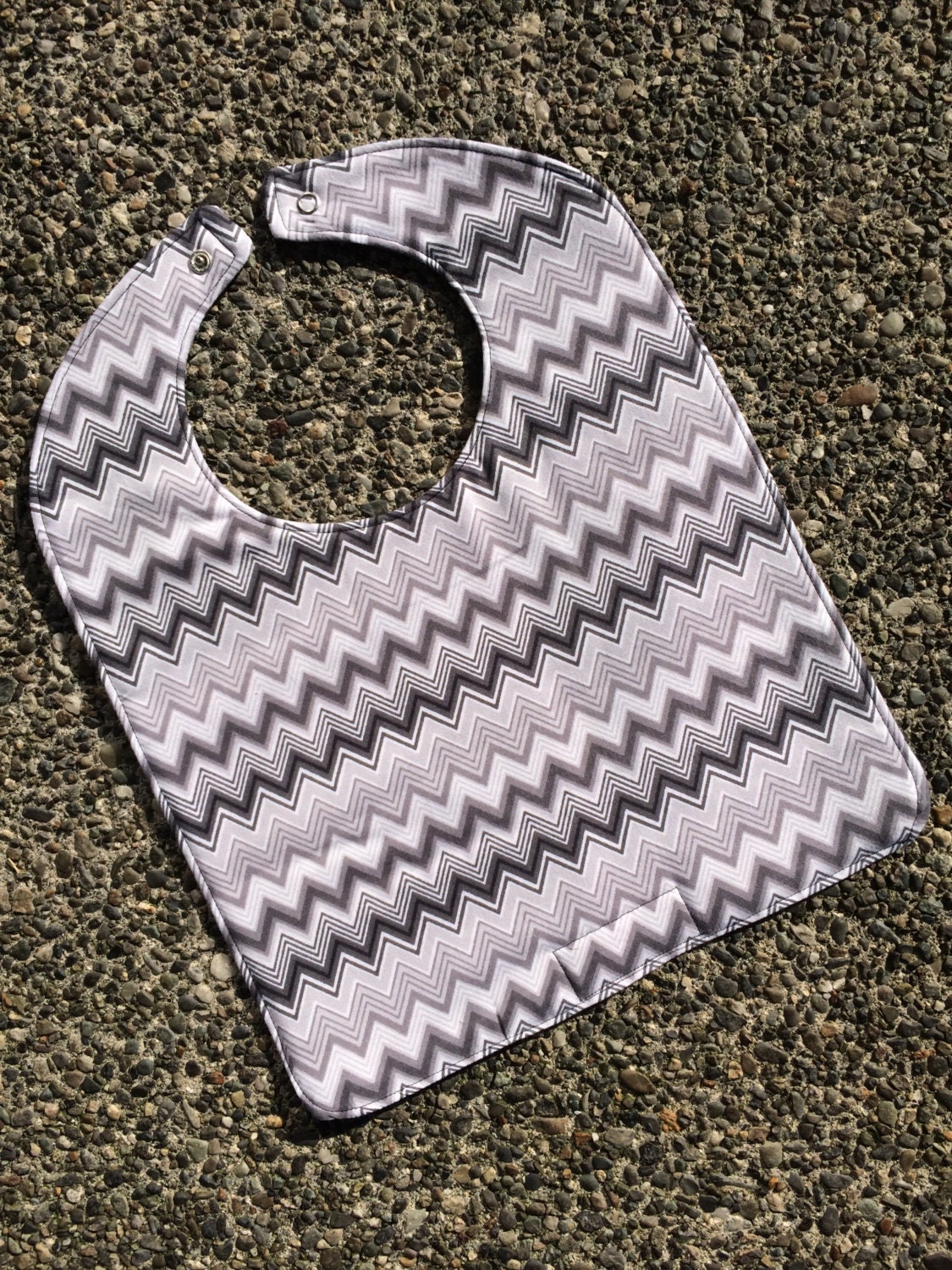 Kleinkind-Bib Grau Chevrons Und Dots, Personalisierung Zur Verfügung von Etsy - PathfinderGifts