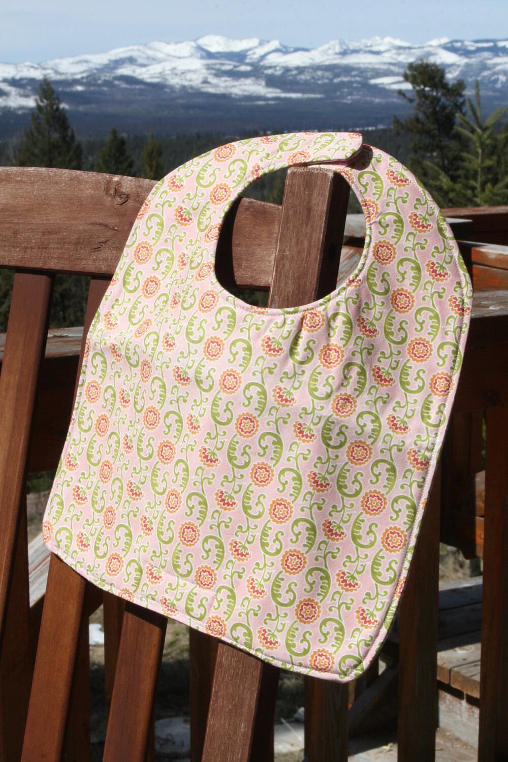 Kleinkind-Bib Orange Und Grüne Blumen Auf Grün, Personalisierung Verfügbar von Etsy - PathfinderGifts