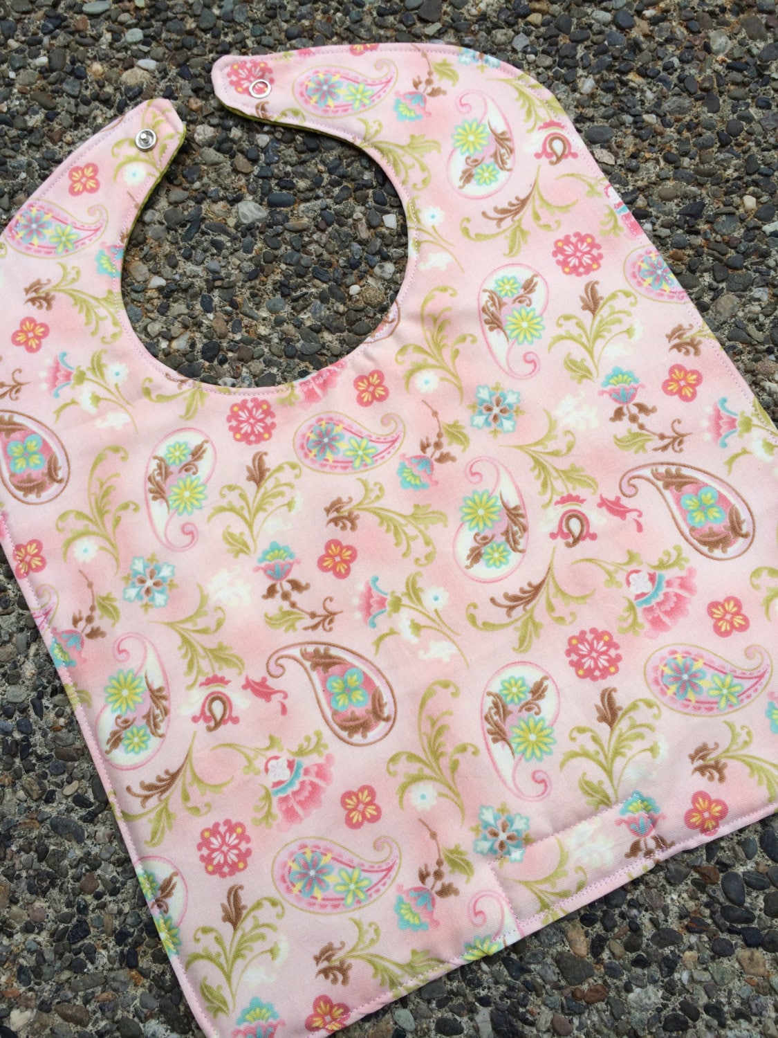 Kleinkind-Bib Paisleyblüten Auf Rosa, Personalisierung Verfügbar von Etsy - PathfinderGifts