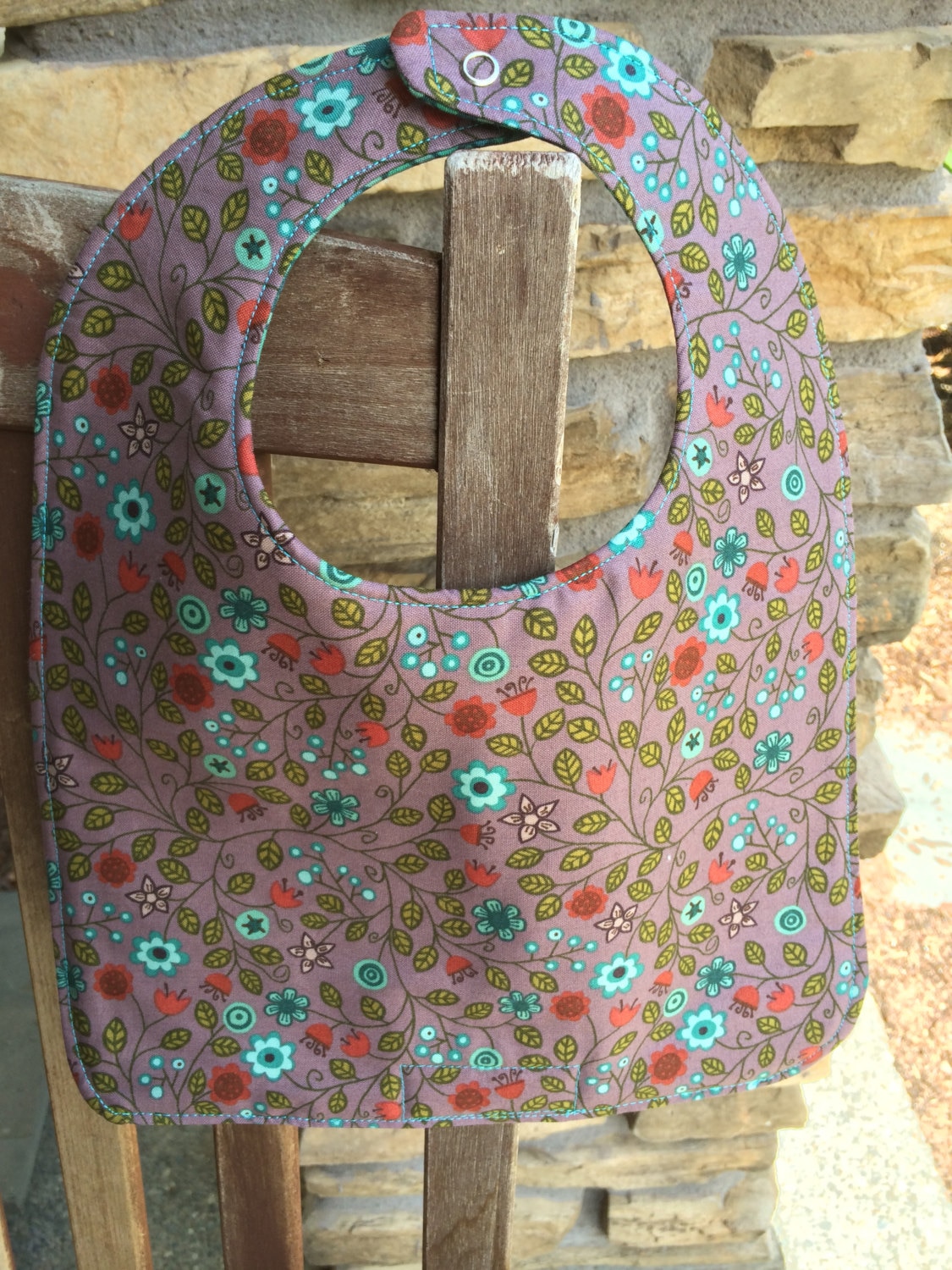 Kleinkind Oder Neugeborenen-Bib Blumen Auf Leichter Aubergine, Personalisierung Verfügbar von Etsy - PathfinderGifts