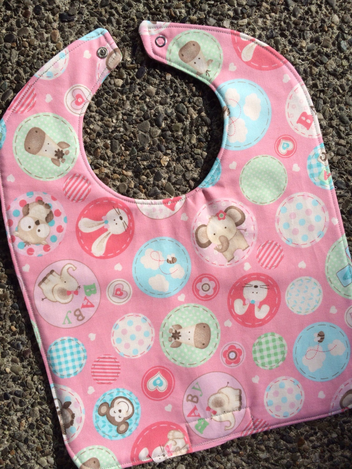 Kleinkind Oder Newborn Bib Tiere in Kreisen Auf Rosa, Personalisierung Verfügbar von Etsy - PathfinderGifts
