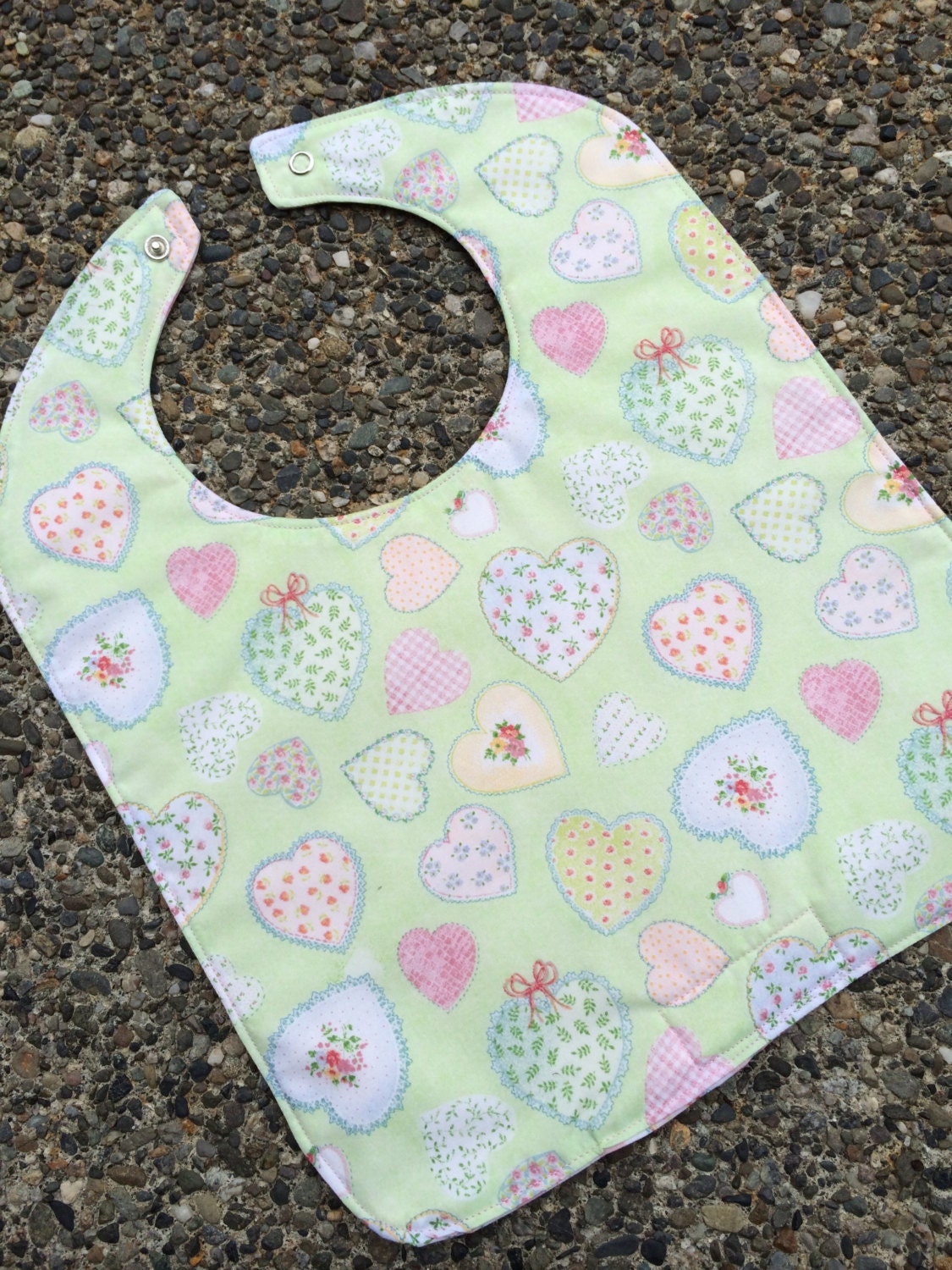 Lätzchen Für Neugeborene/Kleinkinder Herzen Auf Grün Mit Blockherzen Der Rückseite, Personalisierung Verfügbar von Etsy - PathfinderGifts