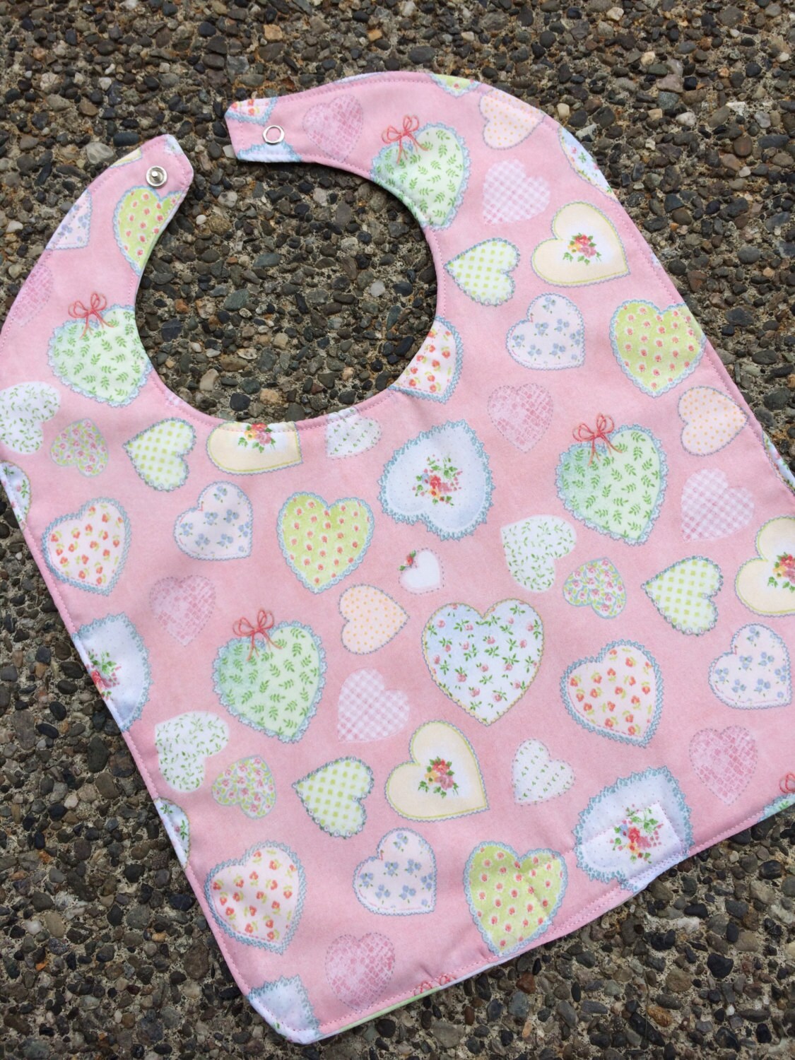 Neugeborene/Infant Lätzchen Herzen Auf Pink Mit Blockherzen Der Rückseite, Personalisierung Verfügbar von Etsy - PathfinderGifts