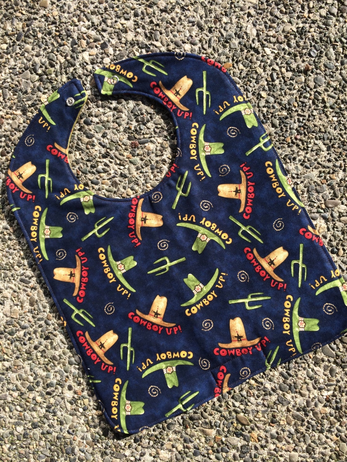 Neugeborenen/Kleinkind Lätzchen Cowboy Up Auf Blau, Personalisierung Erhältlich von Etsy - PathfinderGifts