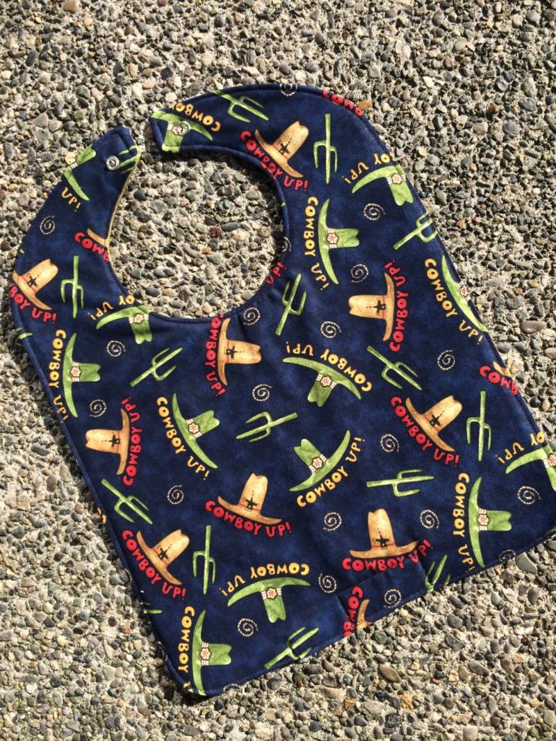 Neugeborenen/Kleinkind Lätzchen Cowboy Up Auf Blau, Personalisierung Erhältlich von Etsy - PathfinderGifts