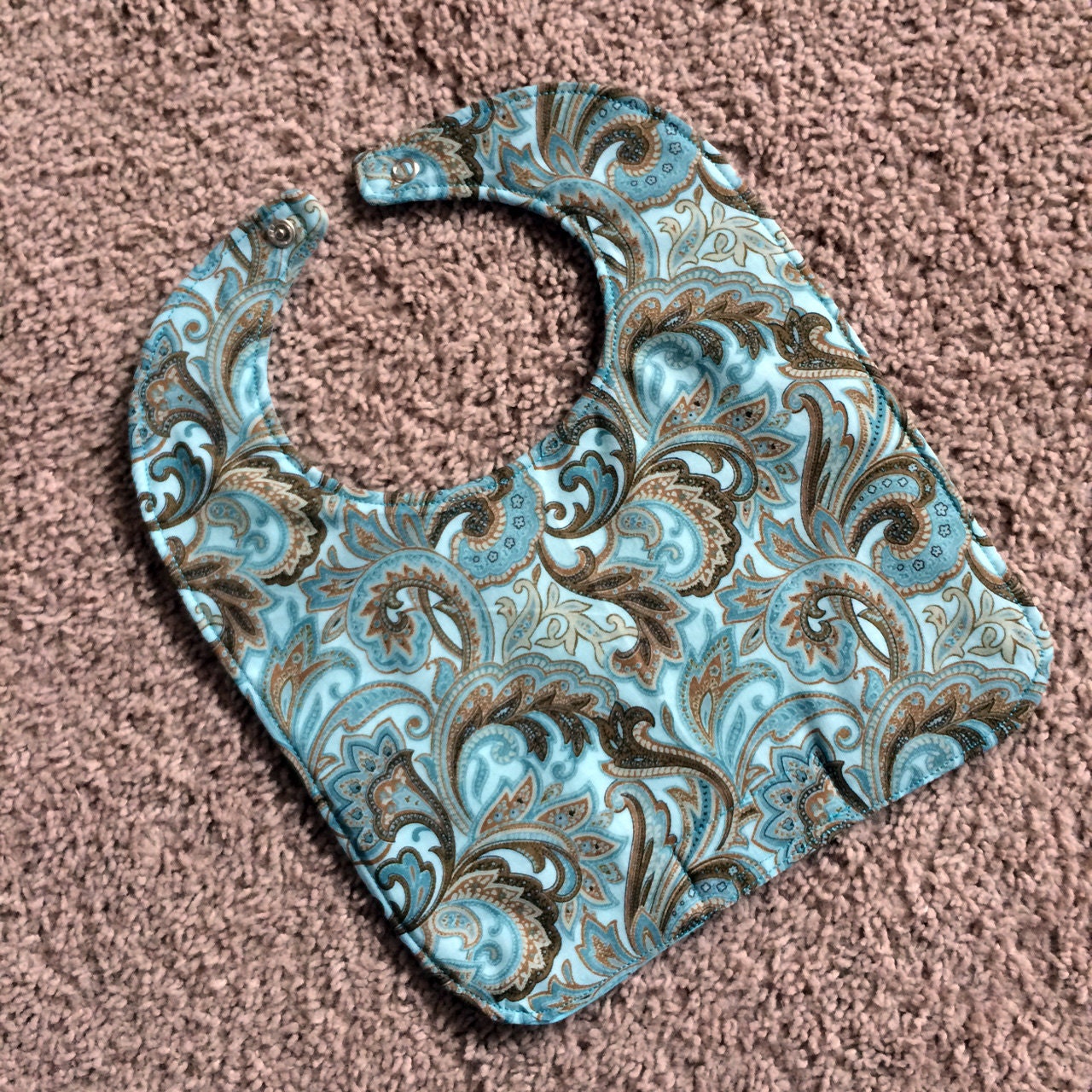 Newborn/Infant Bib Braun Paisley Auf Hellblau, Personalisierung Verfügbar von Etsy - PathfinderGifts