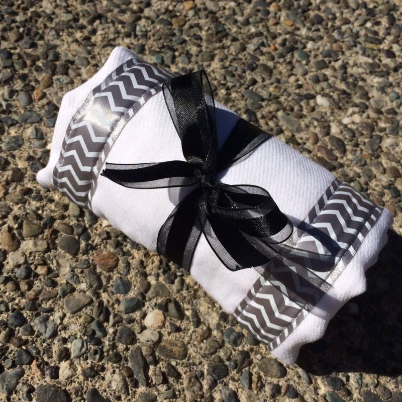 Rülpsen Tuch/Pad Ändern Chevron Zig Zag Print Auf Grau, Personalisierung Zur Verfügung von Etsy - PathfinderGifts