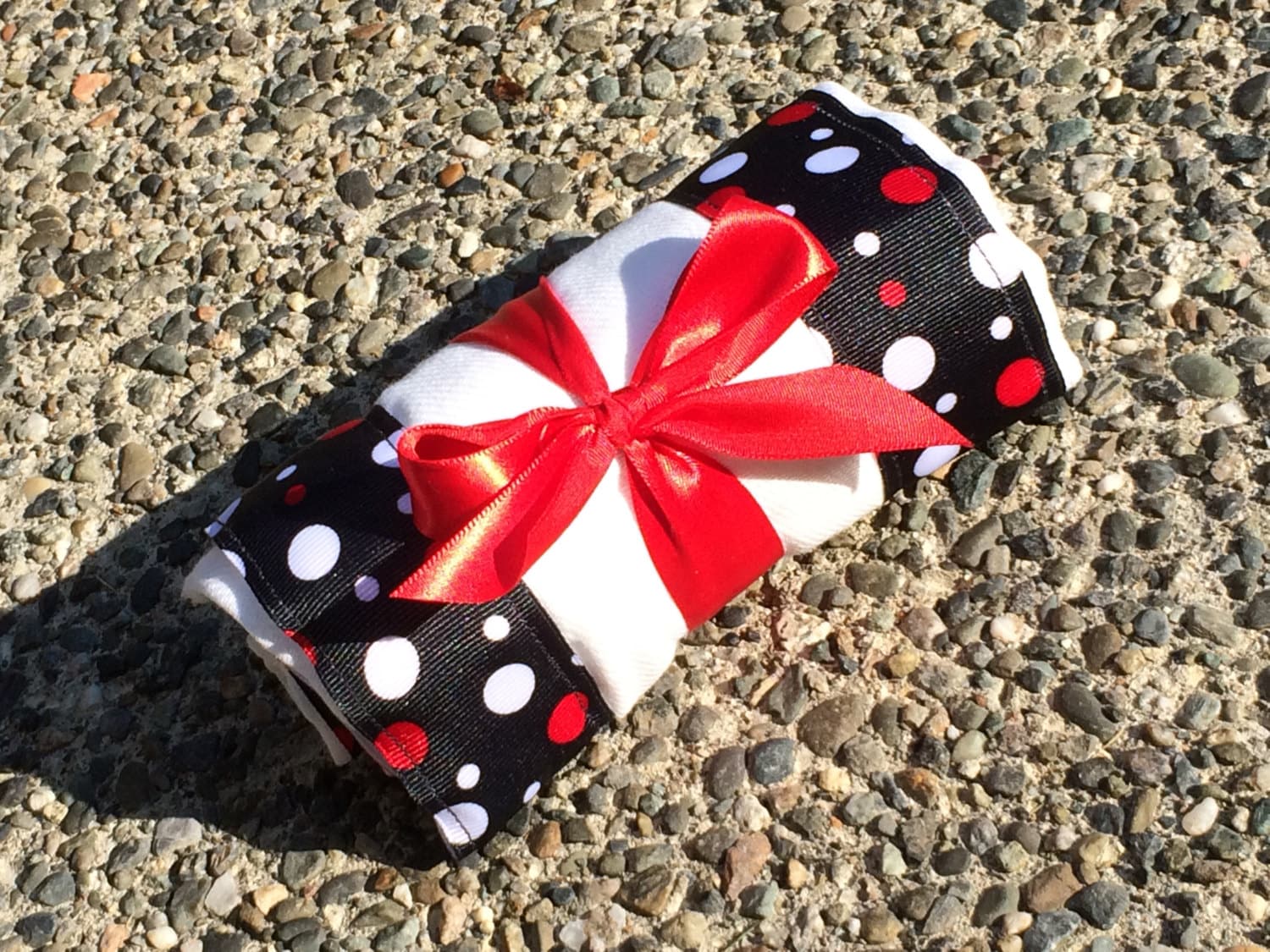 Rülpsen Tuch/Pad Ändern Weiße Und Rote Polka Dots Auf Schwarz, Personalisierung Zur Verfügung von Etsy - PathfinderGifts