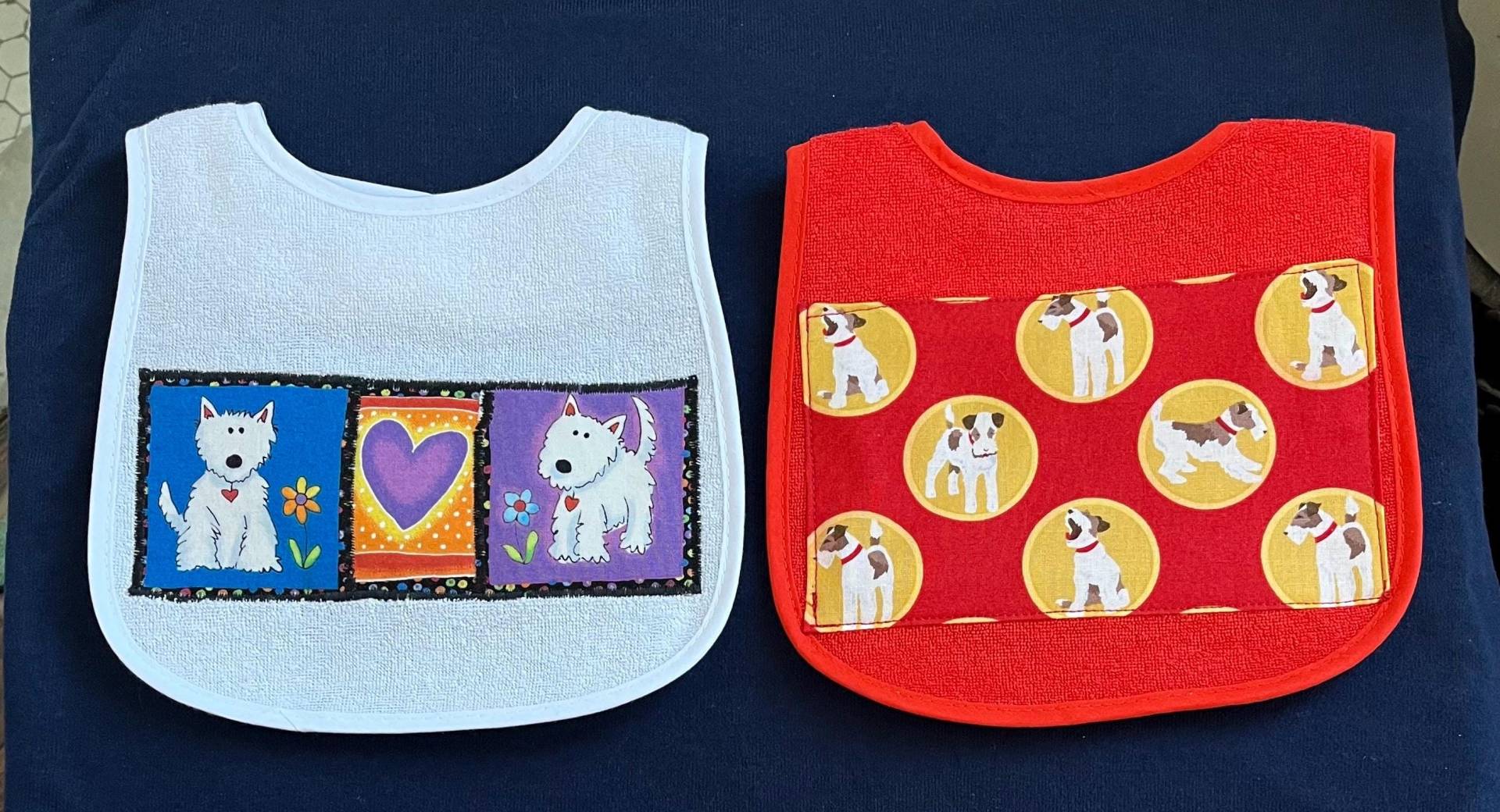 Hunde Auf Lätzchen Für Baby Oder Kind, Wahlweise Blau, Rosa Weiß Frottee Baumwolle. Die Meisten Sind Hinten Gummiert. Siehe Details von Etsy - PaulasBazaar