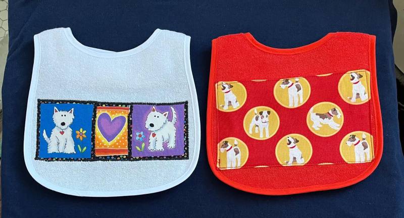 Hunde Auf Lätzchen Für Baby Oder Kind, Wahlweise Blau, Rosa Weiß Frottee Baumwolle. Die Meisten Sind Hinten Gummiert. Siehe Details von Etsy - PaulasBazaar
