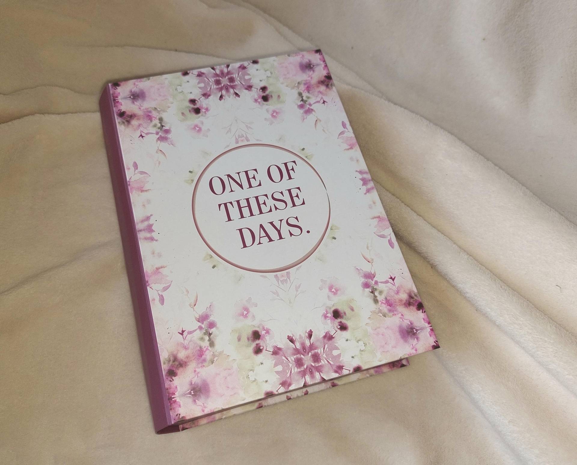 Geschenkbox Buch One Of These Days Wellnessbox Made With Love von Etsy - PearlysSchatzkammer