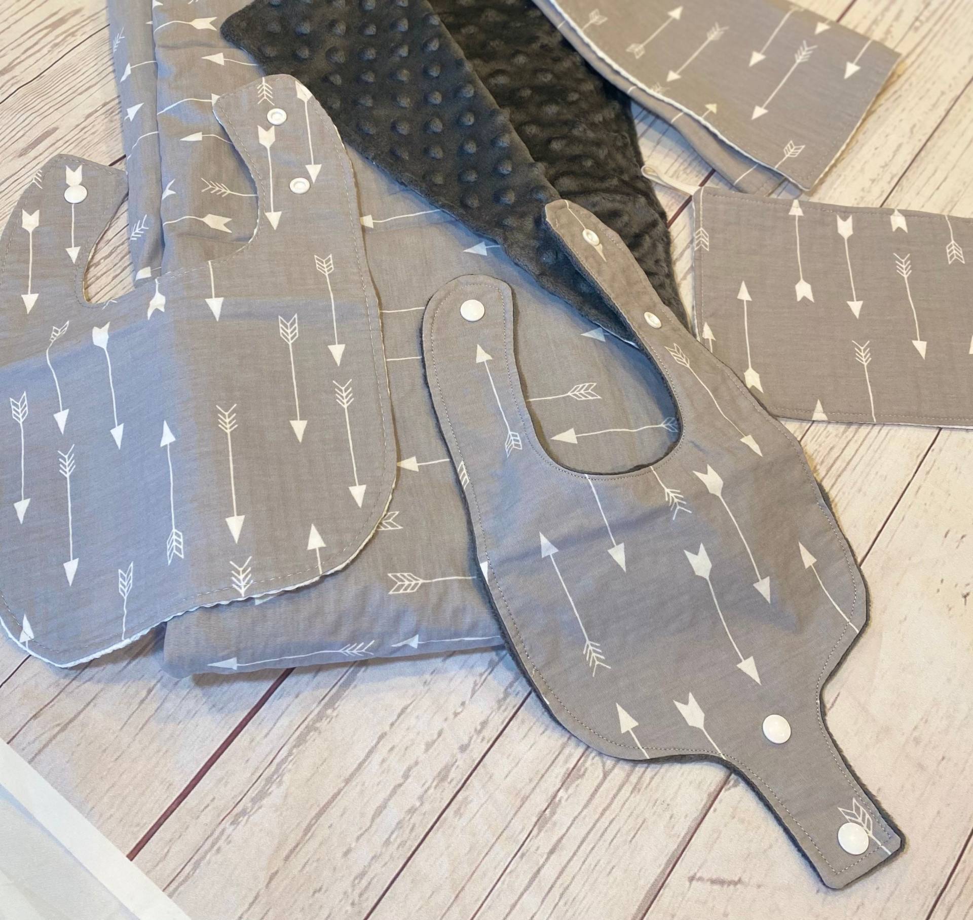 Graue Pfeile Decke - Baby Mädchen/Junge Plüschdecke Minky Babydecke Größe 38"x41". Pfeilbiben Schnullerbib von Etsy - PeekabooBabyStudio