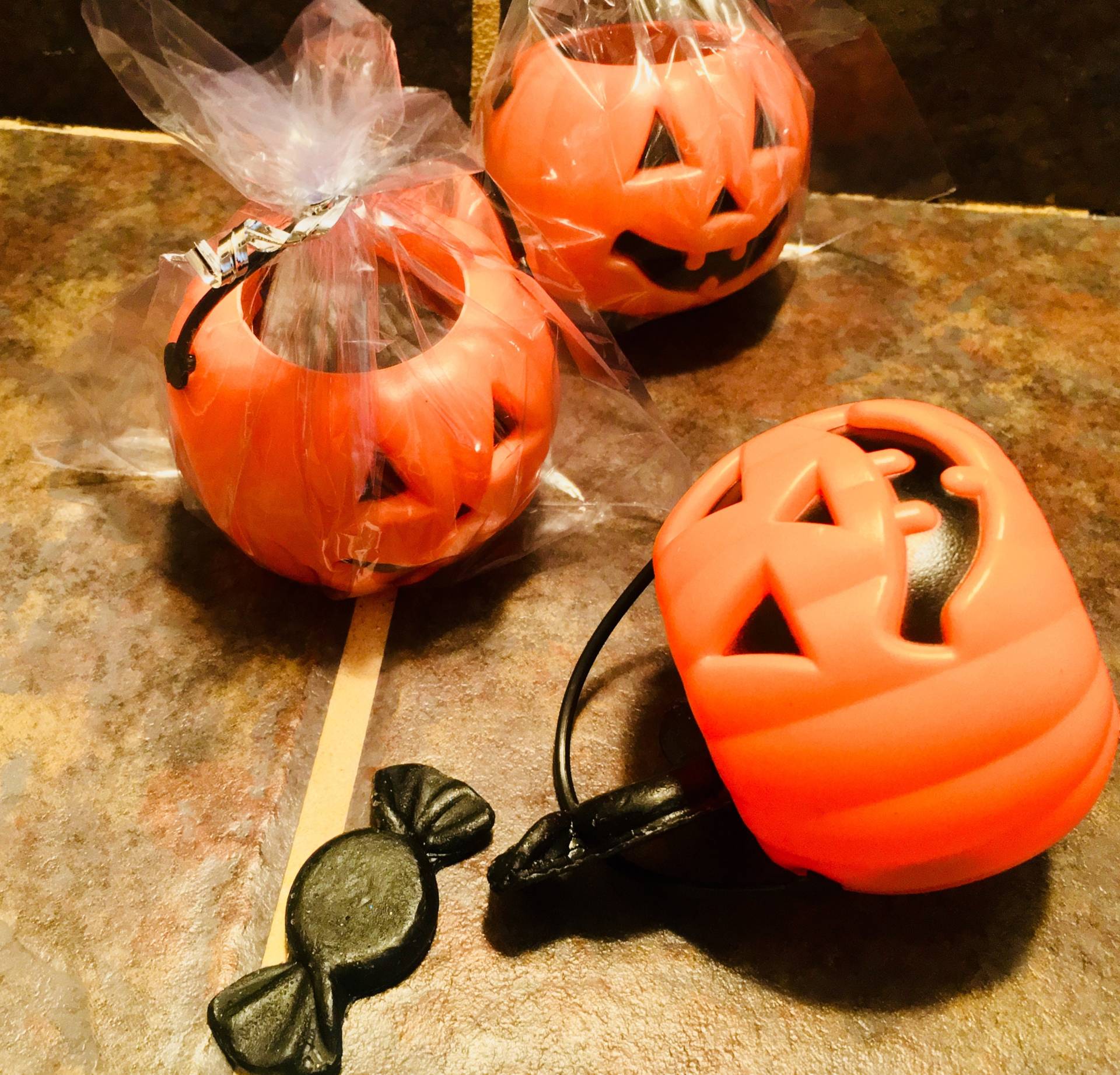 Trick Oder Behandeln Candy Eimer - Holloween Party Gefälligkeiten, 3 Mini. Kürbis W/5 Wrapper Seife Ea von Etsy - PennyCandyLLC