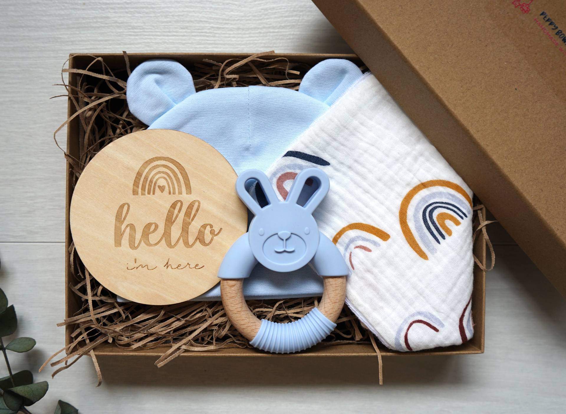 Baby Geschenk Für Jungen/Geschenk Box Jungen/Bonnet Mütze Und Lätzchen Set/Kaninchen Beißring Geschenk/Musselin Set/Willkommens Geschenk/Baby Junge Baby Geschenk Für Jungen/Geschenk Box Jungen/Bonnet Mütze Und Lätzchen Set/Kaninchen Beißring Geschenk/Musselin Set/Willkommens Geschenk/Baby Junge von Etsy - PeppyBowsJollyToys