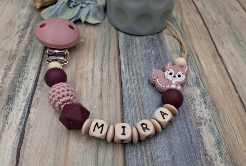 Schnullerkette, Schnullerkette Mit Namen Eichhörnchen Altrosa Weinrot Junge Mädchen Personalisiert von Etsy - PerlenprinzessinHB