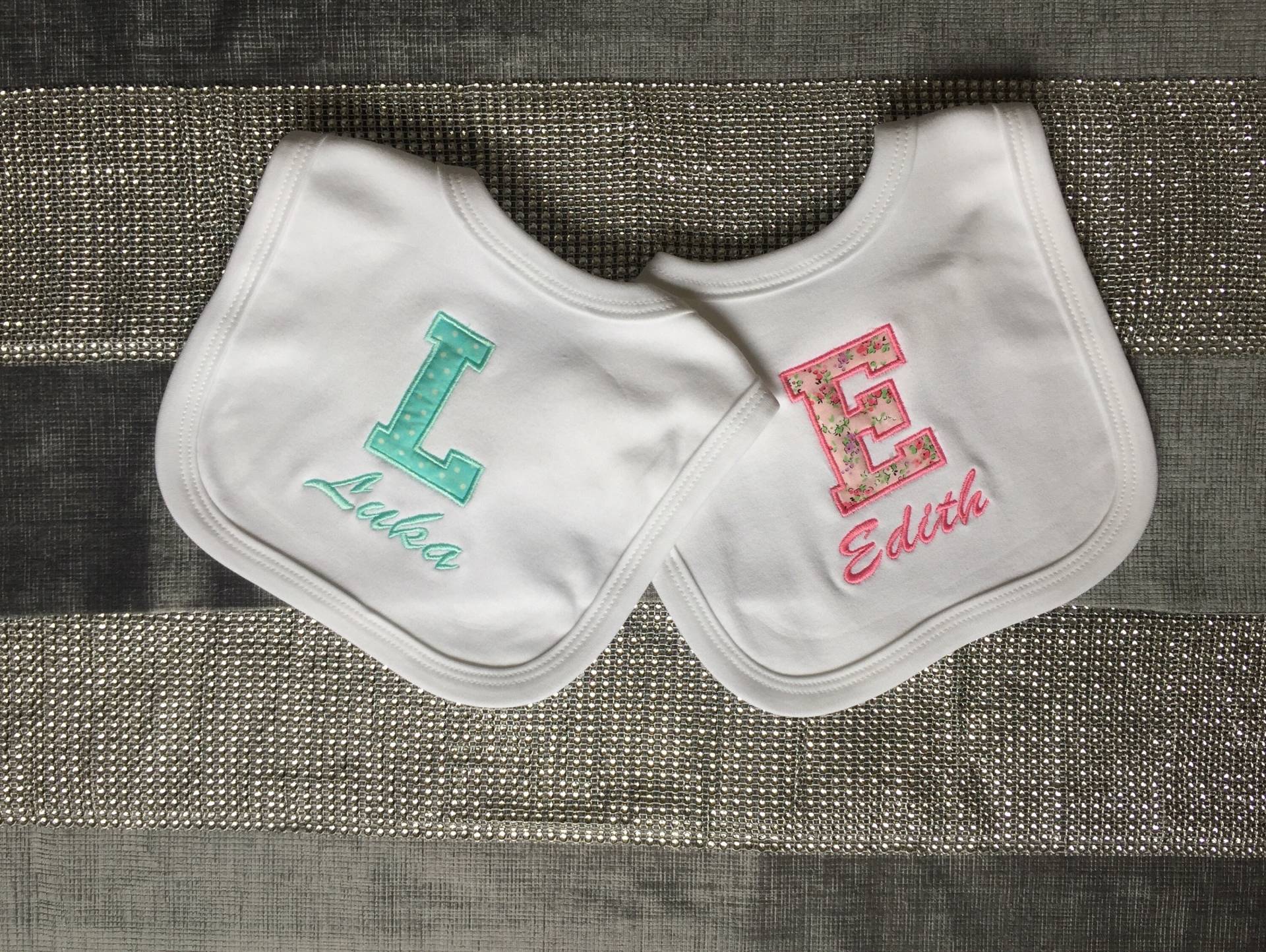 Applikation Personalisierte Baby Lätzchen Applikation Personalisierte Baby Lätzchen von Etsy - PersonalisedByVicky