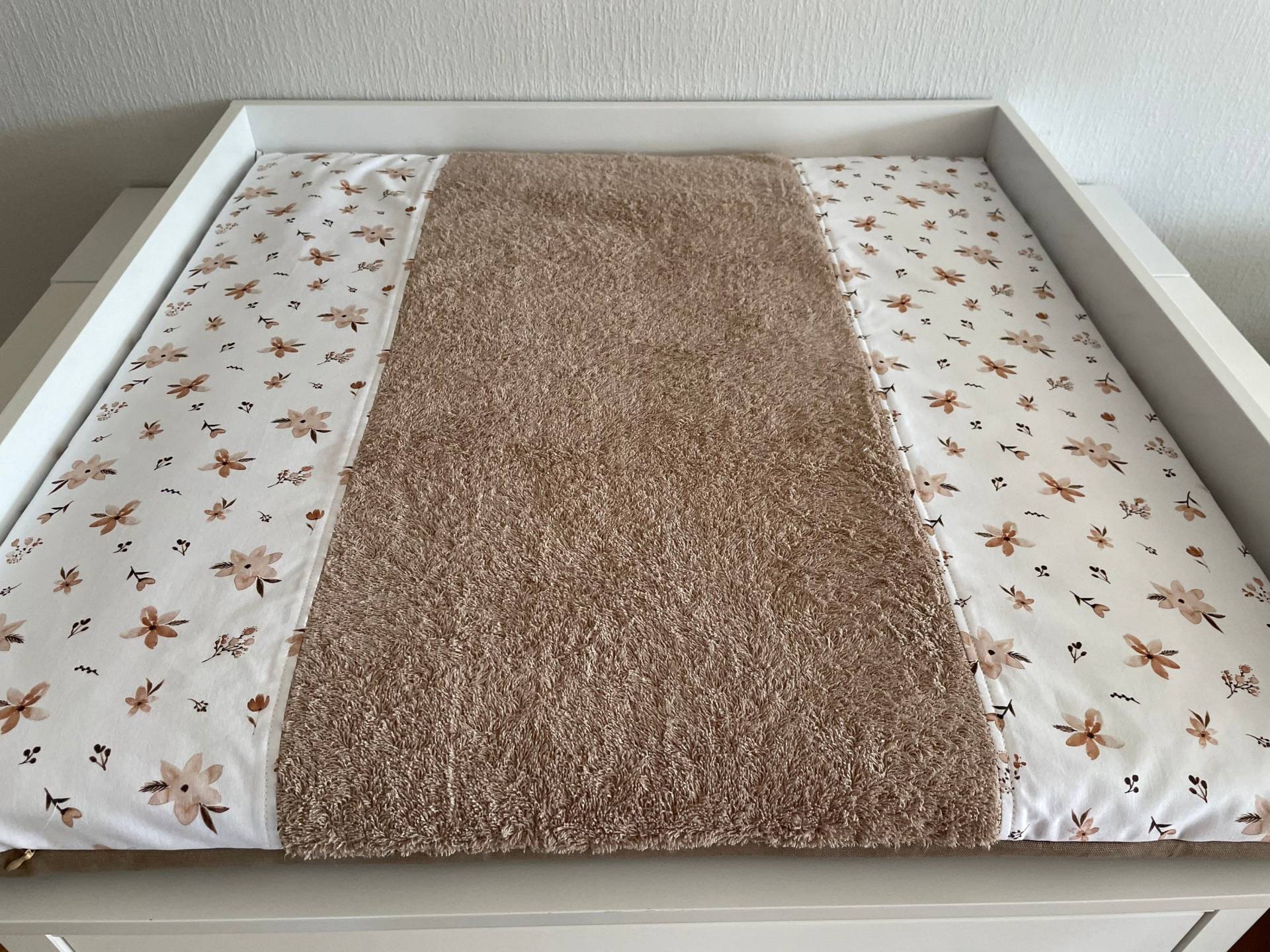Braune Wickelunterlage, Florale Frottee Wickelunterlage 75 X cm Braune Wickelunterlage, Florale Frottee Wickelunterlage 75 X cm von Etsy - PetitBabu
