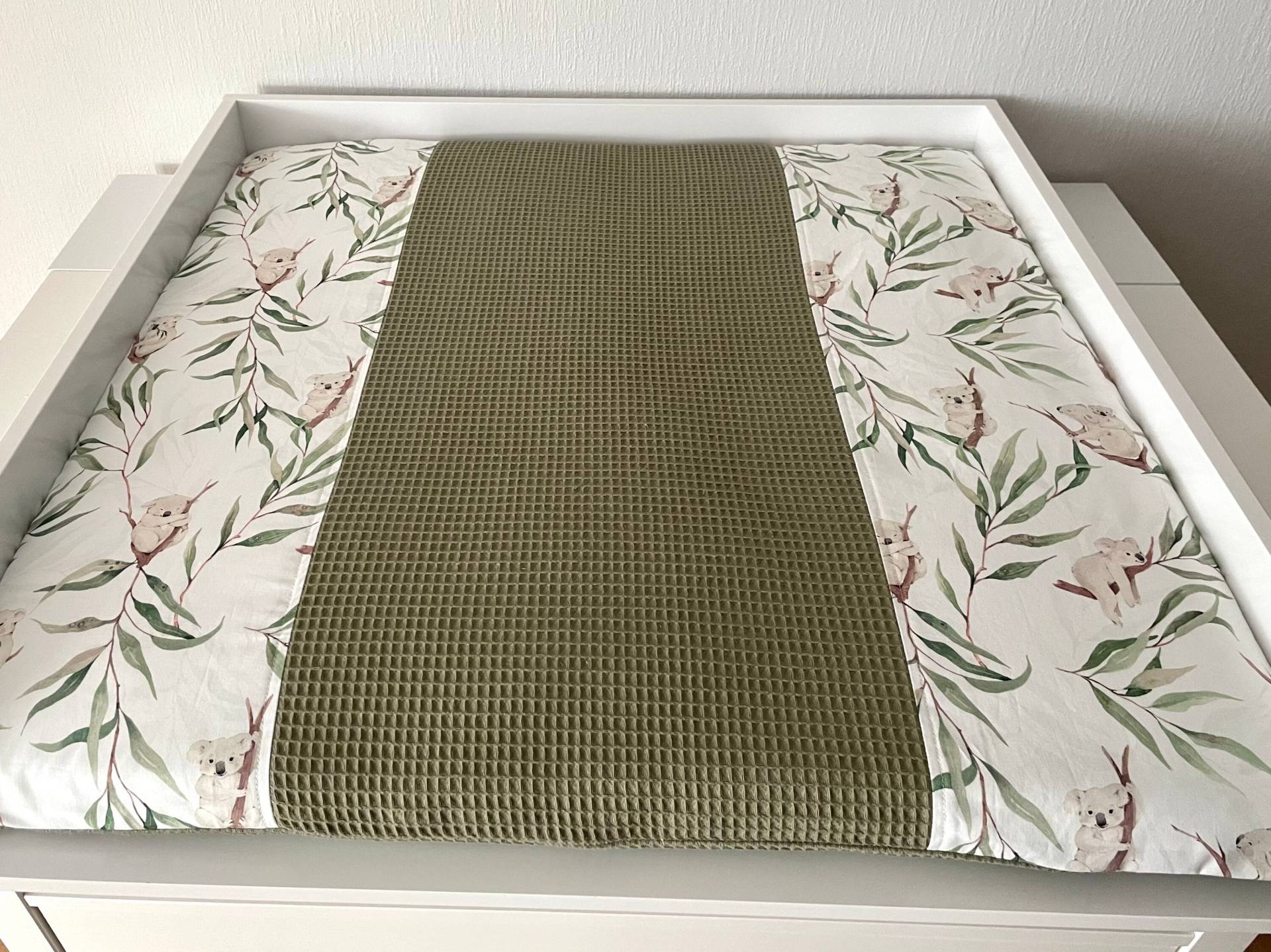 Grüne Wickelunterlage Mit Koala, Wickelauflage, Waffelpique 75 X cm, Für Jungen Grüne Wickelunterlage Mit Koala, Wickelauflage, Waffelpique 75 X cm, Für Jungen von Etsy - PetitBabu