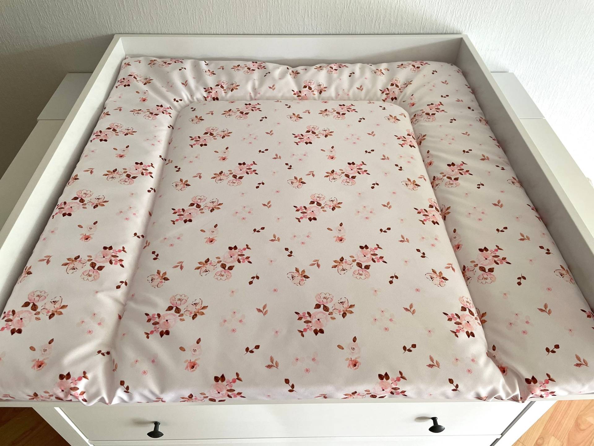 Wasserabweisende Wickelauflage Mit Rosa Blumenmuster, Blümchen Wasserabweisende Wickelauflage Mit Rosa Blumenmuster, Blümchen von Etsy - PetitBabu