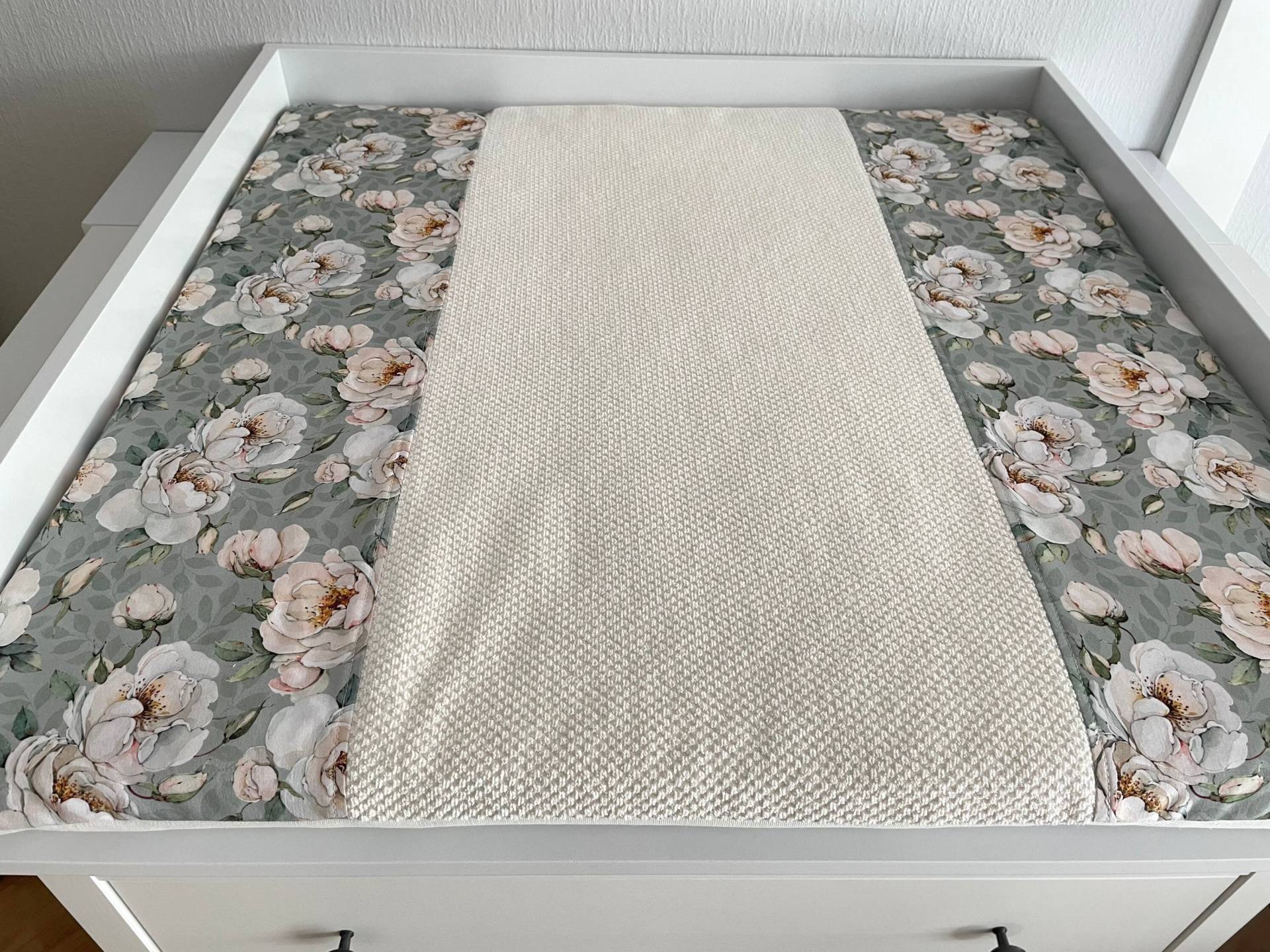 Weiße Wickelunterlage Mit Rosen, Wickelunterlage, Florale Frottee 75 X cm Weiße Wickelunterlage Mit Rosen, Wickelunterlage, Florale Frottee 75 X cm von Etsy - PetitBabu