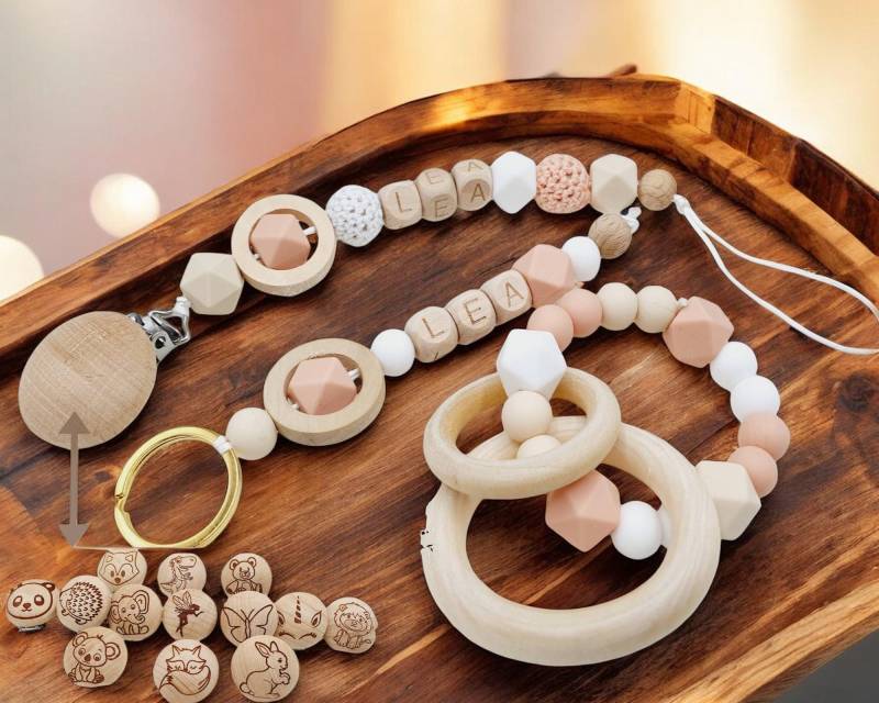 Personalisierter Schnullerclip/Vorname Babyspielzeug, Geburtsgeschenk, Modell ‚Léa Pêche' von Etsy - PetitsTresorsDeLily