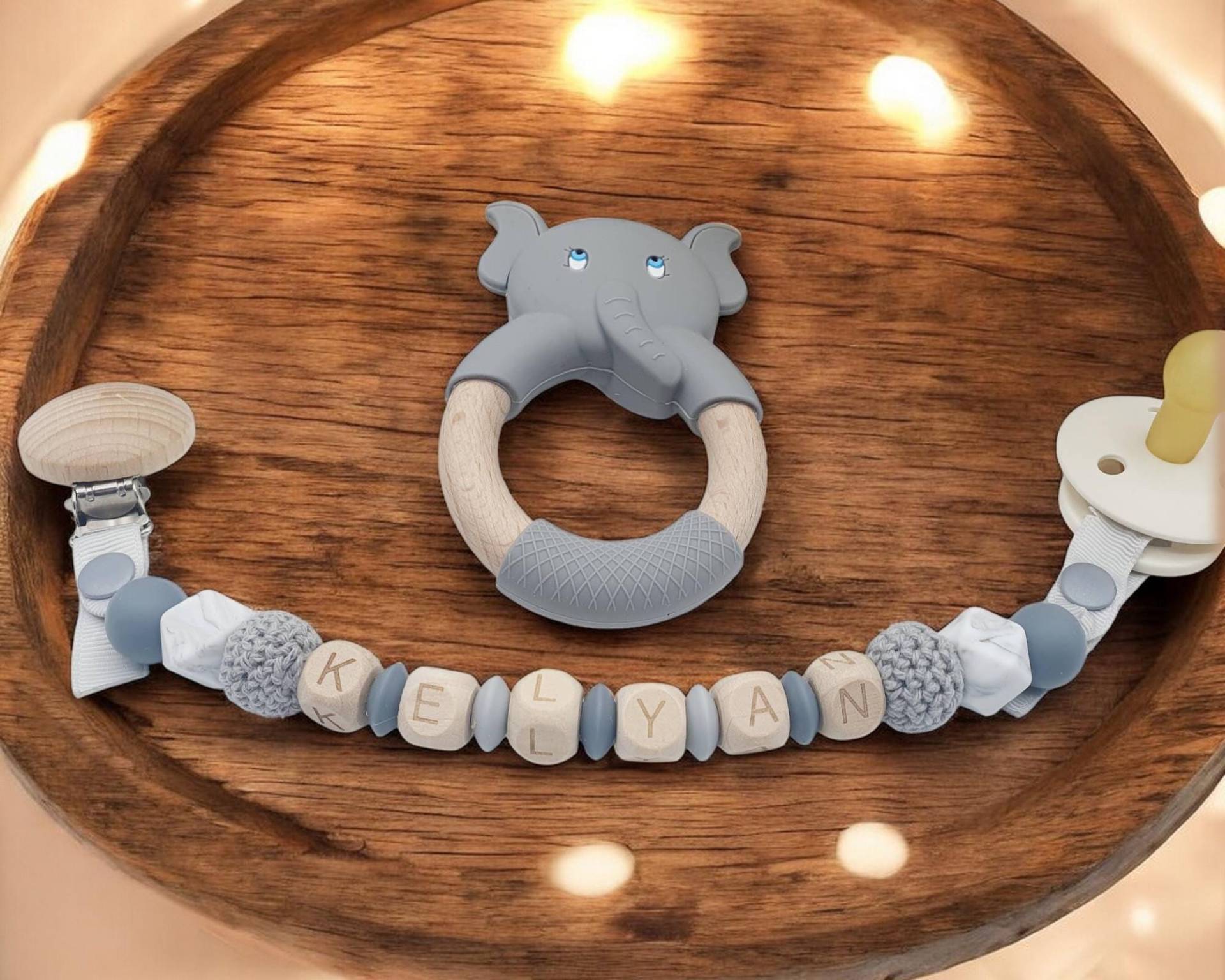 Personalisierter Schnullerclip/Vorname Babyspielzeug Geburtsgeschenk, Modell ‚Kelyan Elefant' Personalisierter Schnullerclip/Vorname Babyspielzeug Geburtsgeschenk, Modell ‚Kelyan Elefant' von Etsy - PetitsTresorsDeLily