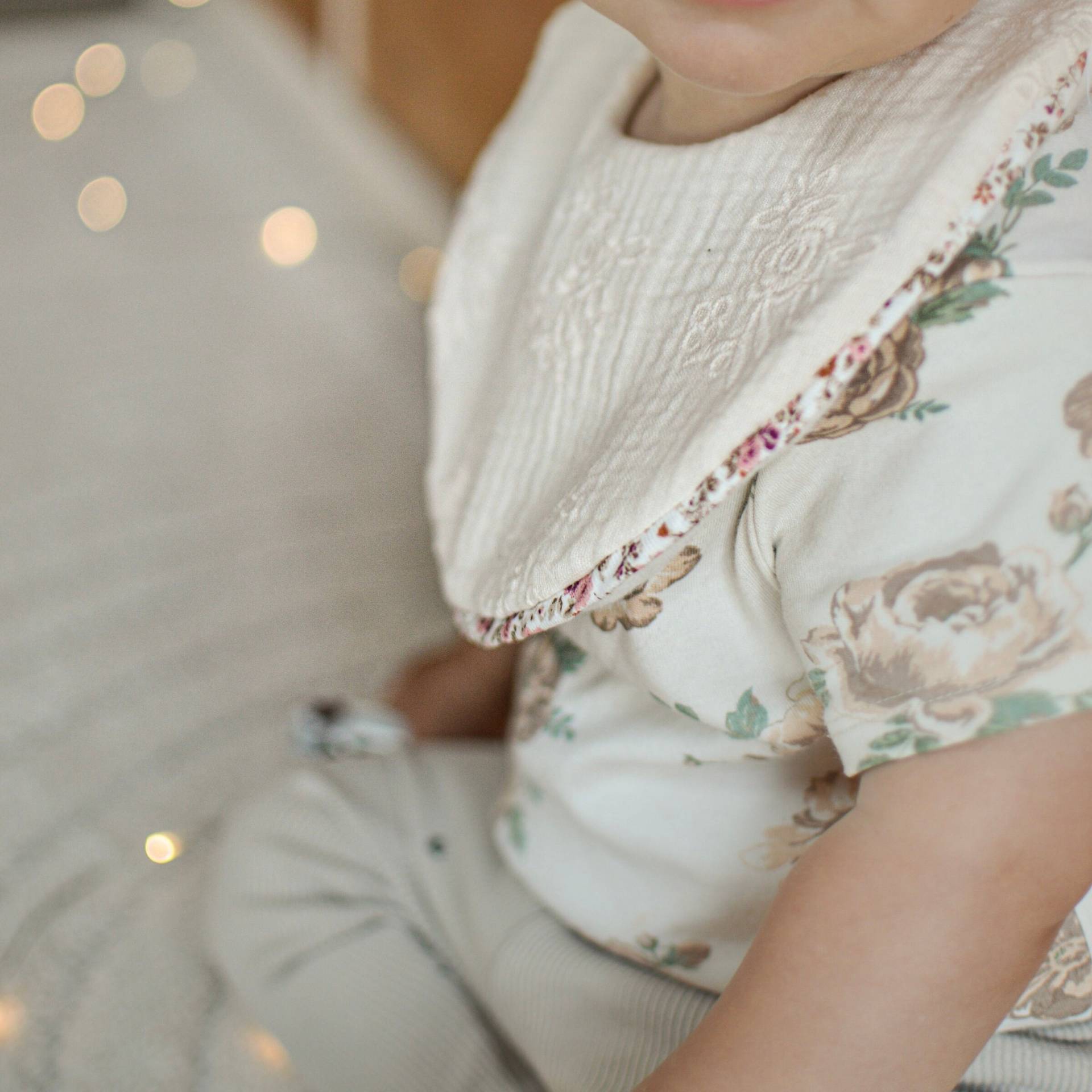 Lätzchen Baby Mit Stickerei Und Floralem Saum | Latz Halstuch Geschenk Geburt Taufe Erster Geburtstag Musselin von Etsy - Pfingstrosenatelier