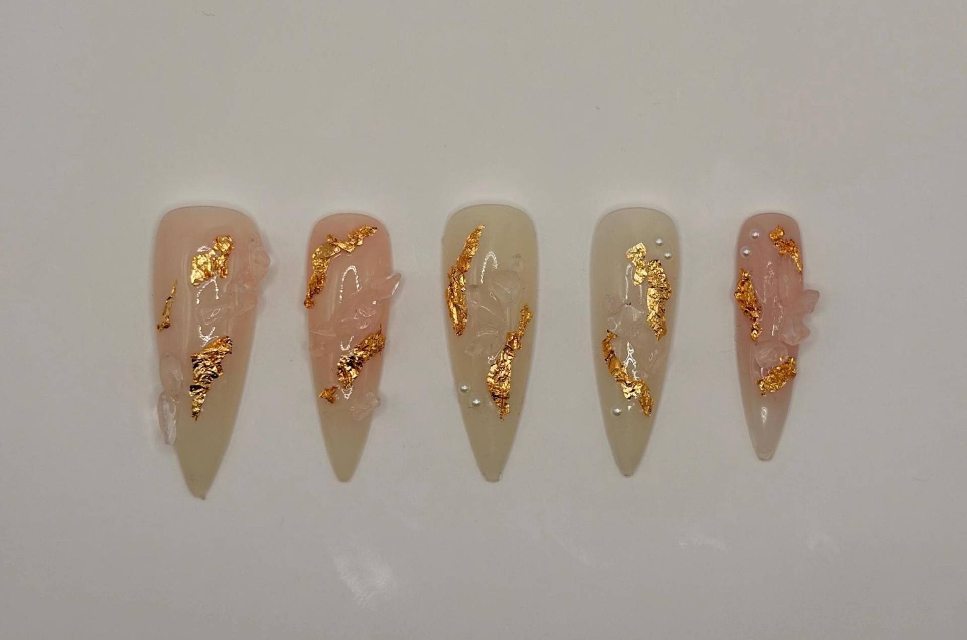 Rosenquarz Press-On Nägel - Handmade Nail Art Edelstein & Kristall Design Fertig Zum Aufkleben Goldfolie Fake Valentinstag von Etsy - PinkNailsPlace