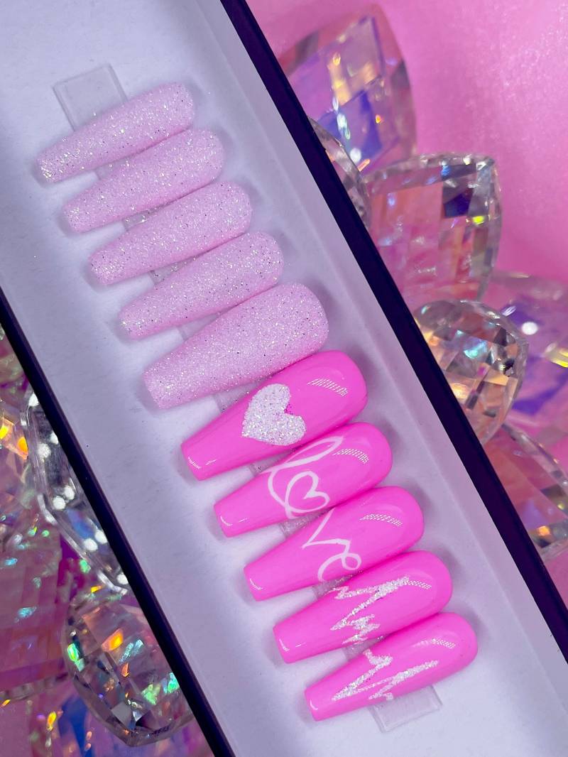 Herzschlag | Pink Sugar Valentinstag Press On Nails von Etsy - PinkiePromisesCo