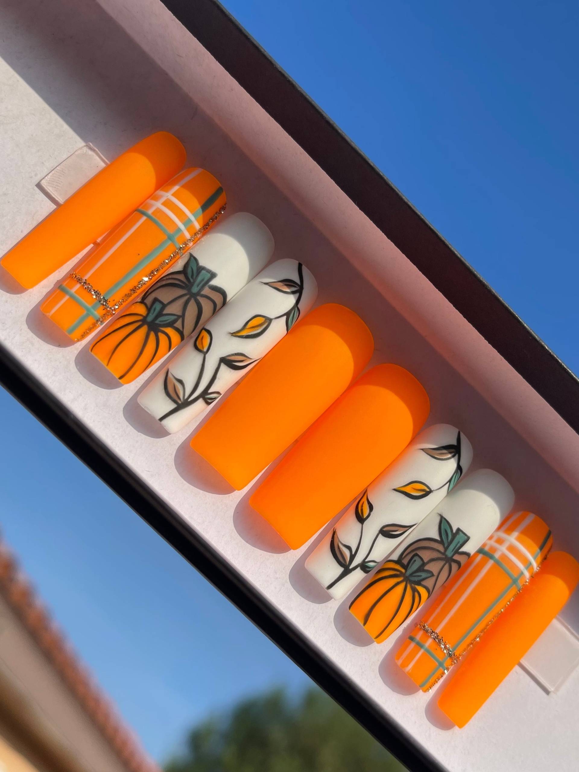 Kürbis | Matte Orange/Weiß Grün Braun Pumkin Herbstlaub Nägel Handgemalte Herbst Press On Kürbis | Matte Orange/Weiß Grün Braun Pumkin Herbstlaub Nägel Handgemalte Herbst Press On von Etsy - PinkiePromisesCo