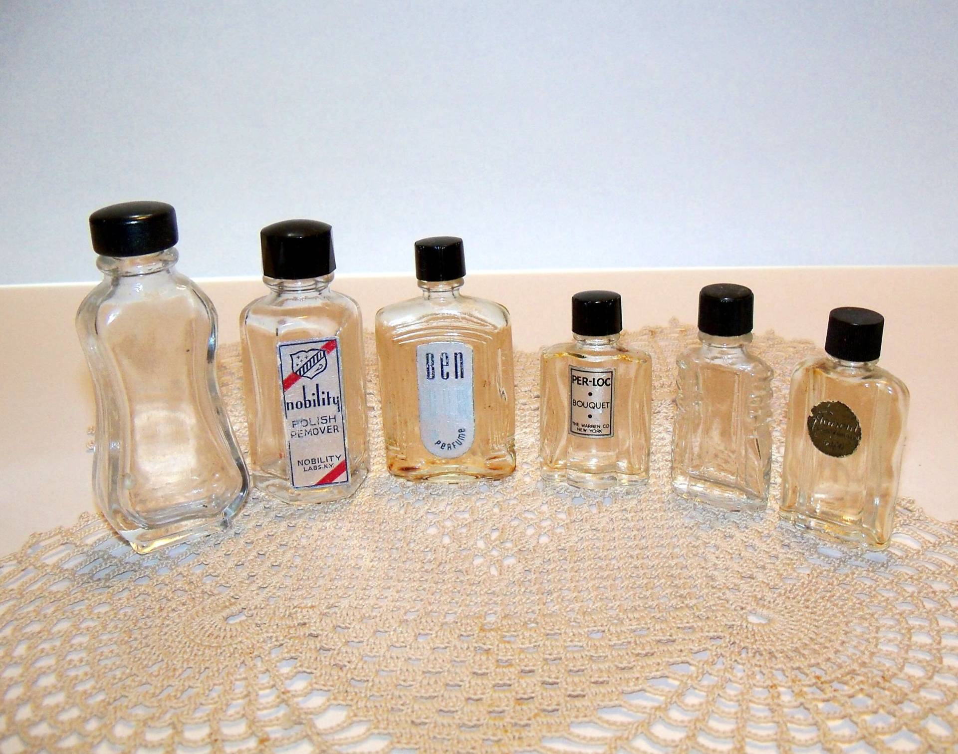 Vintage 1920Er Jahre Glas Parfüm Flaschen, Zelluloid Aufsätze, 6Er-Set Vintage 1920Er Jahre Glas Parfüm Flaschen, Zelluloid Aufsätze, 6Er-Set von Etsy - PinkyAGoGo